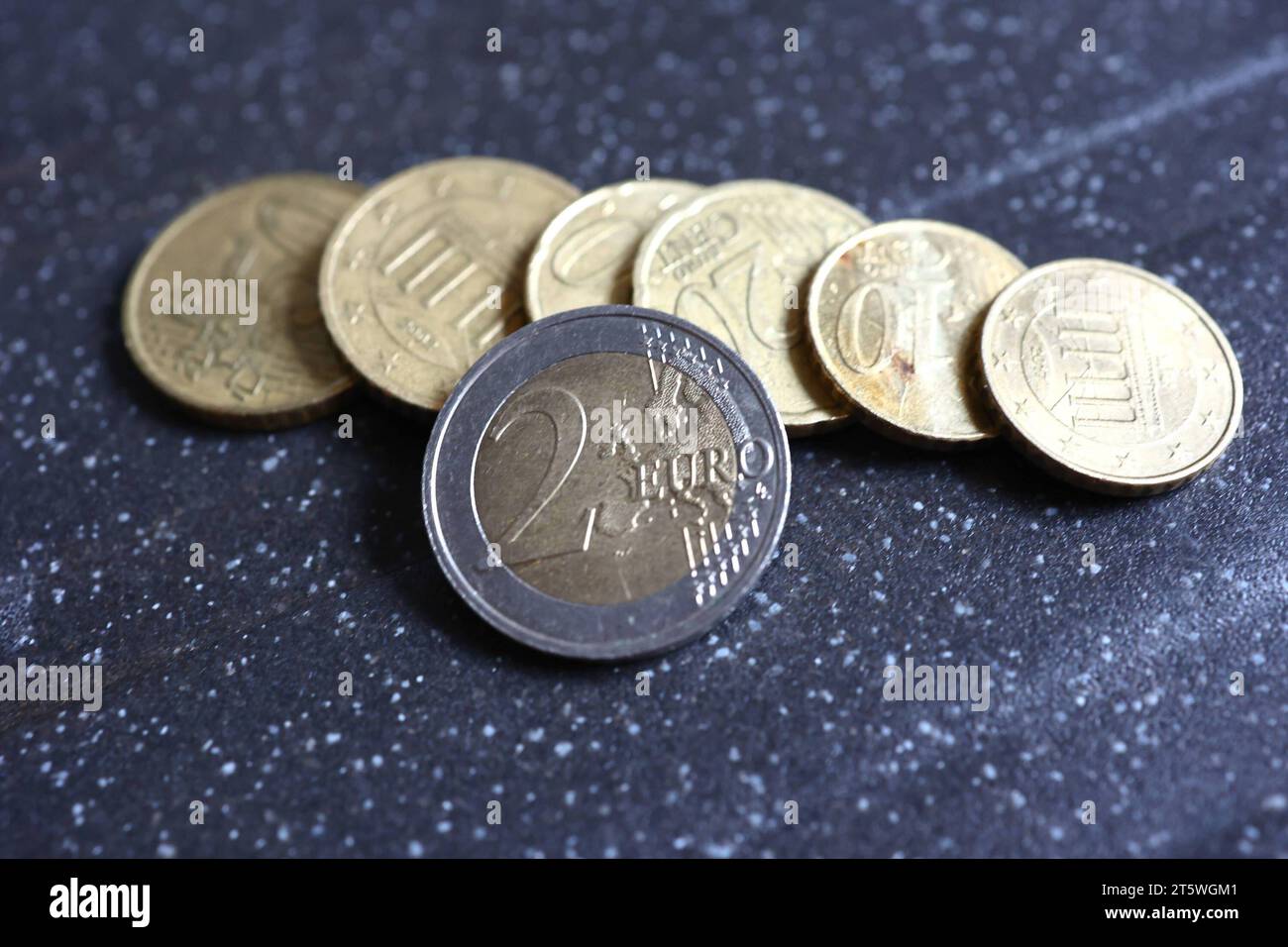 2 Euro Münze *** 2 Euro coin Copyright: xLobeca/RHx Credit: Imago/Alamy Live News Stock Photo