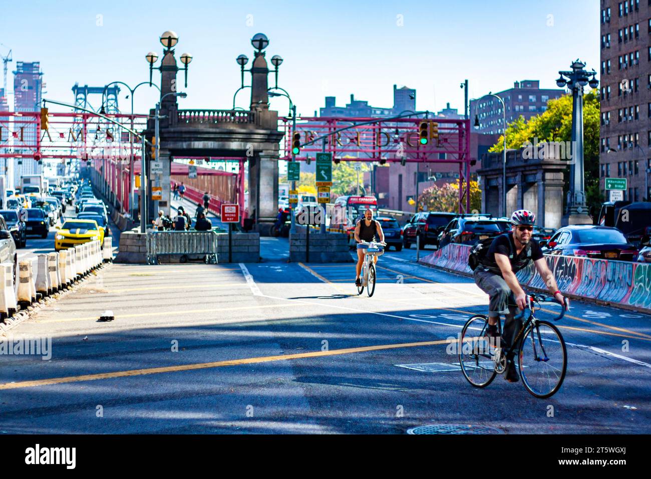 Cyclists crossing the Williamsburg Bridge from Brooklyn into Manhattan Stock Photo