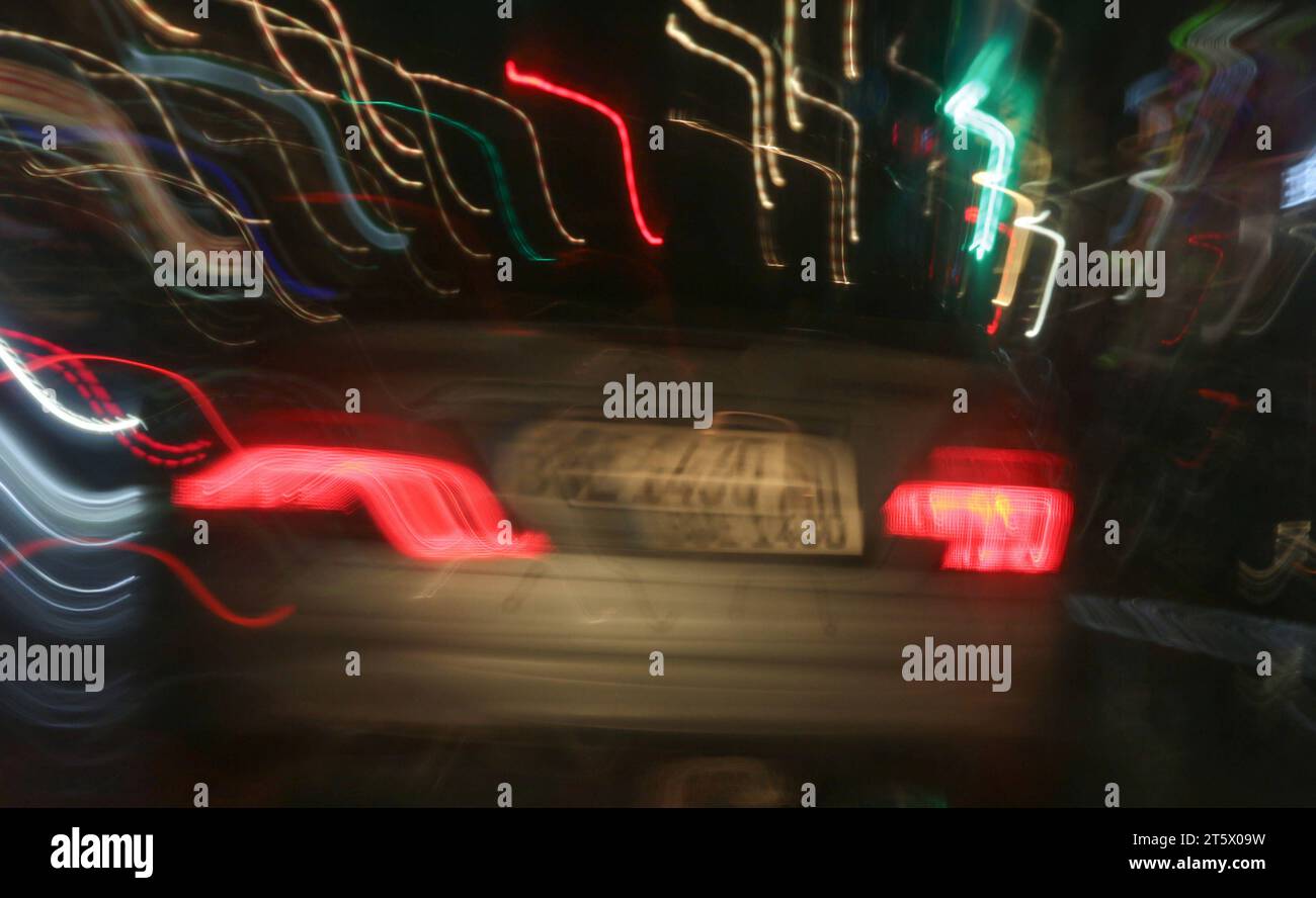 symbolfoto illegales autorennen und bunte lichter auf der staße