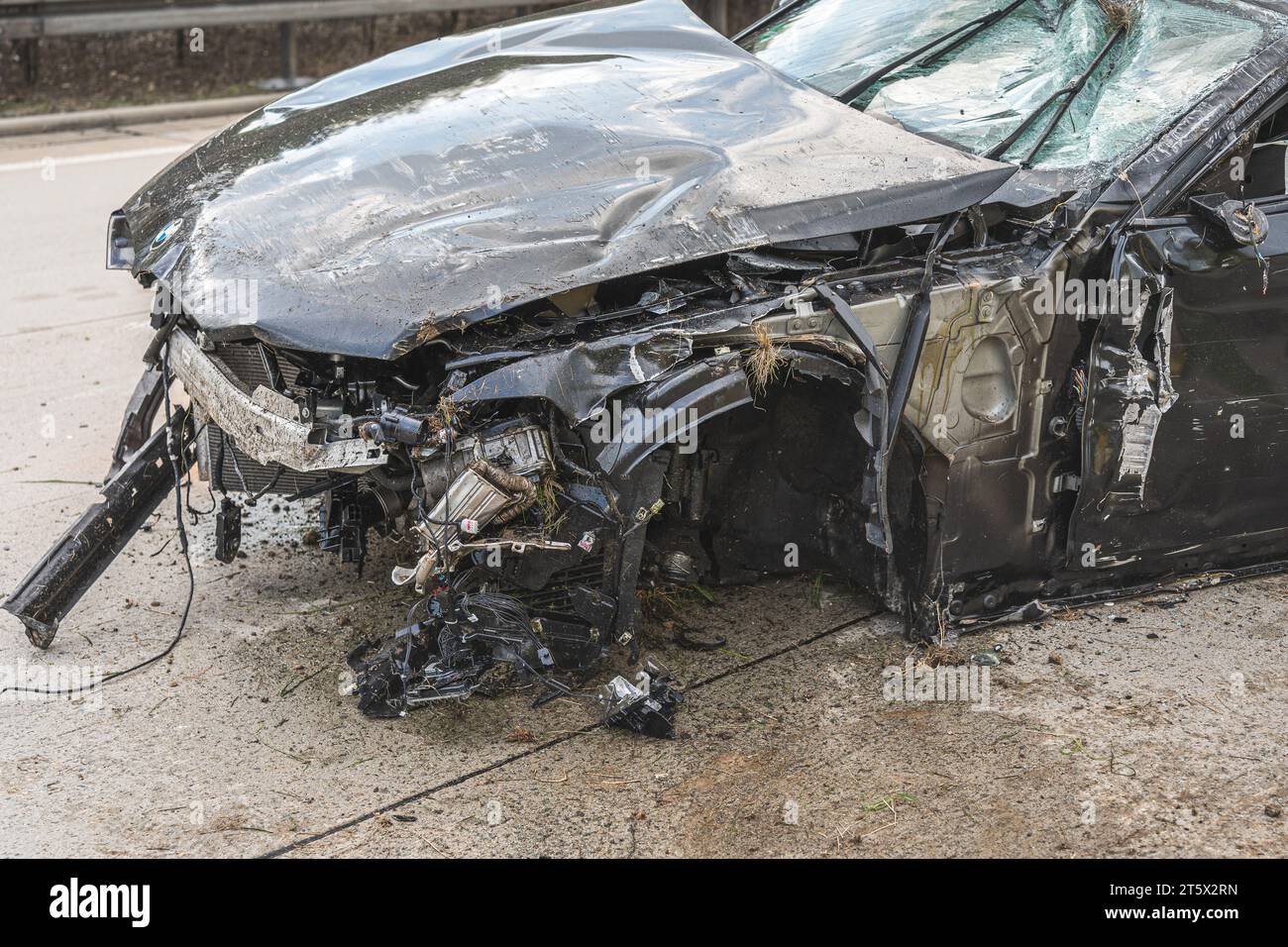 Detailaufnahme eines verunfallten PKWs der Marke BMW auf der A9.  Der PKW überschlug sich mehrfach, nachdem er aufgrund eines Reifenplatzers von der F Stock Photo