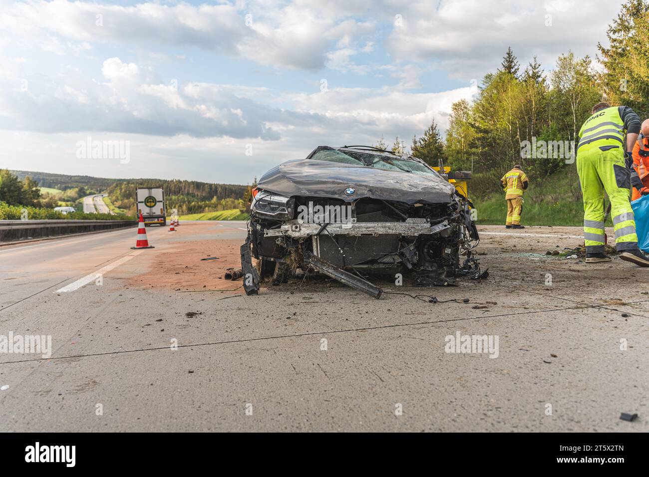 Detailaufnahme eines verunfallten PKWs der Marke BMW auf der A9.  Der PKW überschlug sich mehrfach, nachdem er aufgrund eines Reifenplatzers von der F Stock Photo