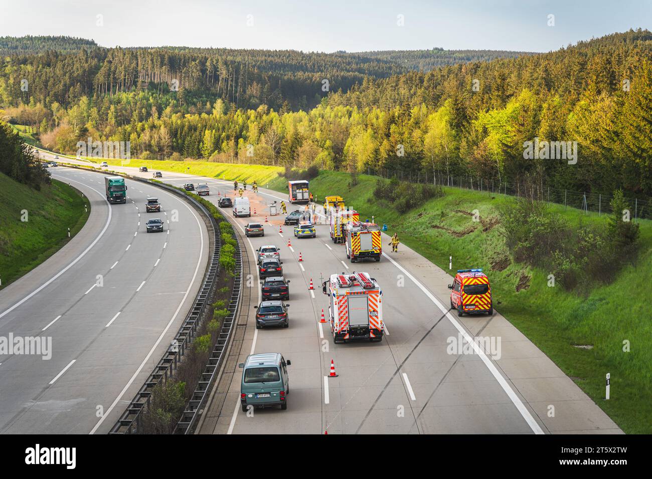 Die Einsatzstelle eines Verkehrsunfalls auf der A9 zwischen Bad Lobenstein und Schleiz.  Der PKW überschlug sich mehrfach, nachdem er aufgrund eines R Stock Photo