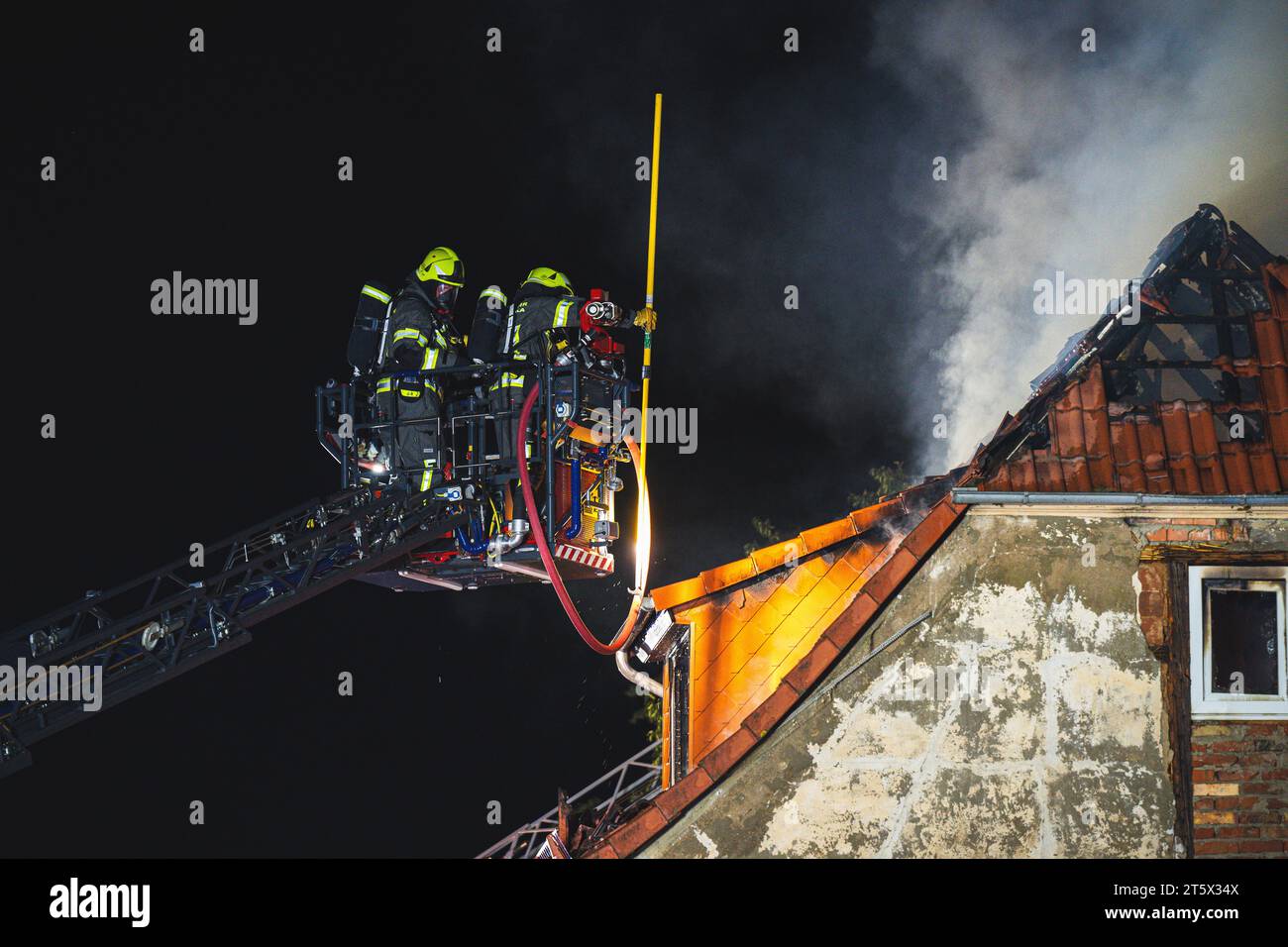 Die Feuerwehr Bekämpft Einen Dachstuhlbrand Von Zwei Drehleitern Aus ...