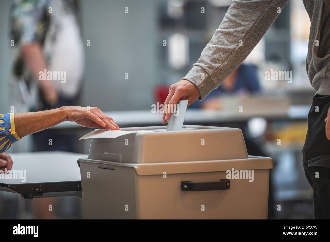 Ein Wähler wirft seinen Stimmzettel in die Wahlurne. Symbolbild für Wahlen und Abstimmungen  24.09.2023 Stock Photo