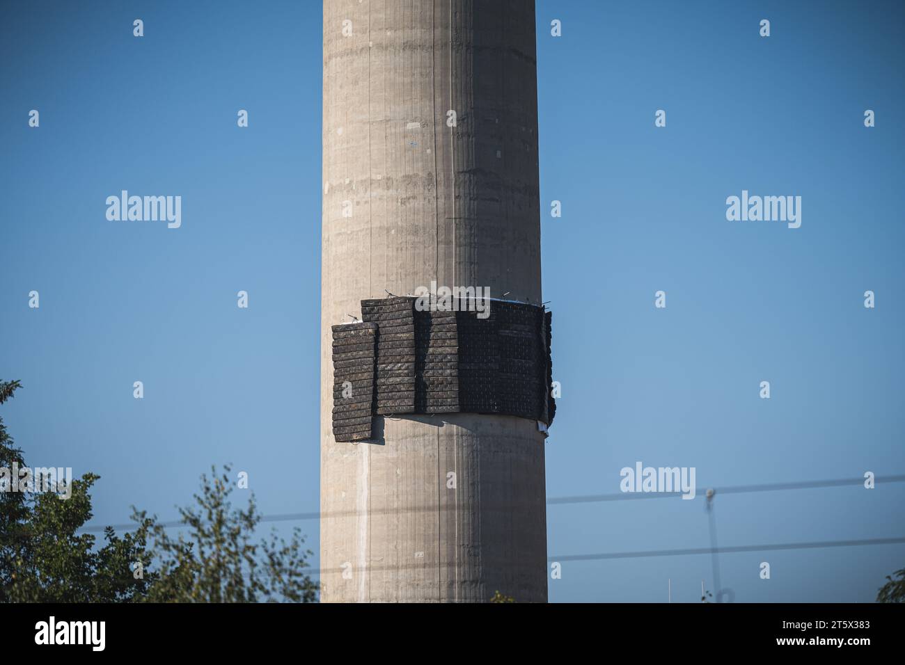 Ein Teil der Sprengladungen am Schornstein des ehemaligen Heizkraftwerks Max Reimann, bedeckt von Reifen, um fliegende Betonteile zu vermeiden  10.09. Stock Photo