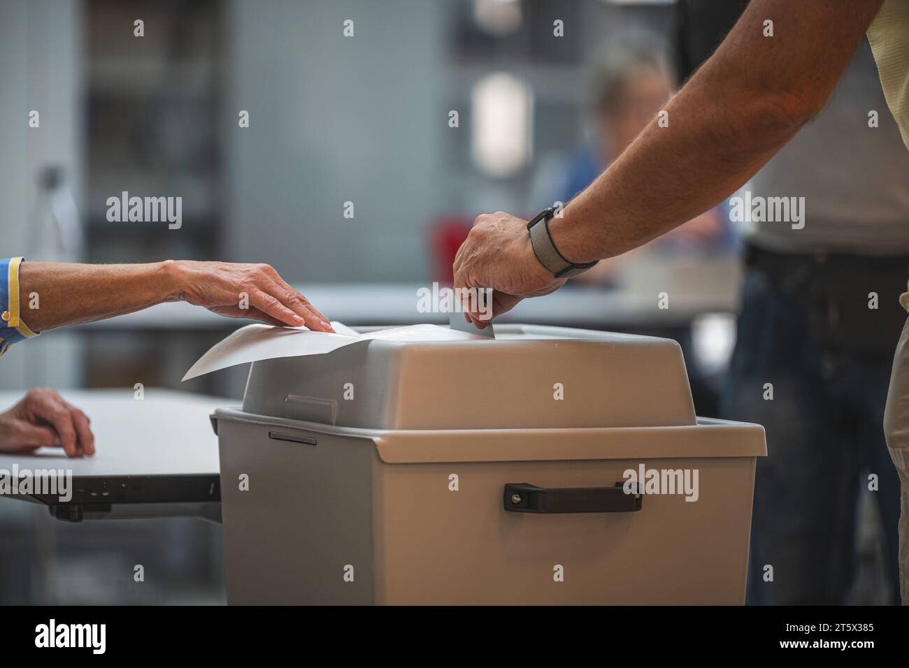 Ein Wähler wirft seinen Stimmzettel in die Wahlurne. Symbolbild für Wahlen und Abstimmungen  24.09.2023 Stock Photo