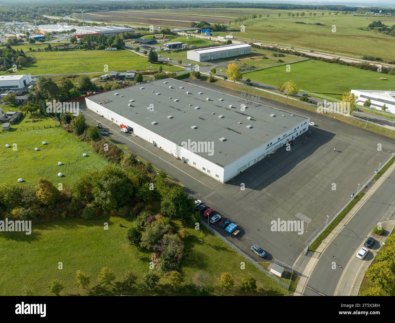 Drohnenaufnahme einer Lagerhalle in Hermsdorf (SHK, TH), die als Erstaufnahmestelle für Flüchtlinge genutzt wird.  11.10.2023 Stock Photo