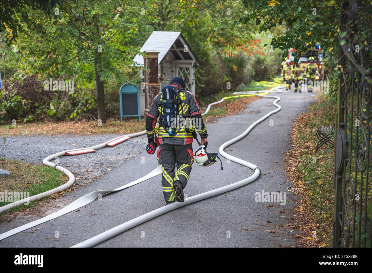 Ein Feuerwehrmann mit Ausrüstung auf dem Weg zum Einsatz.  Symbolbild für Feuerwehr, Brand  07.10.2023 Stock Photo