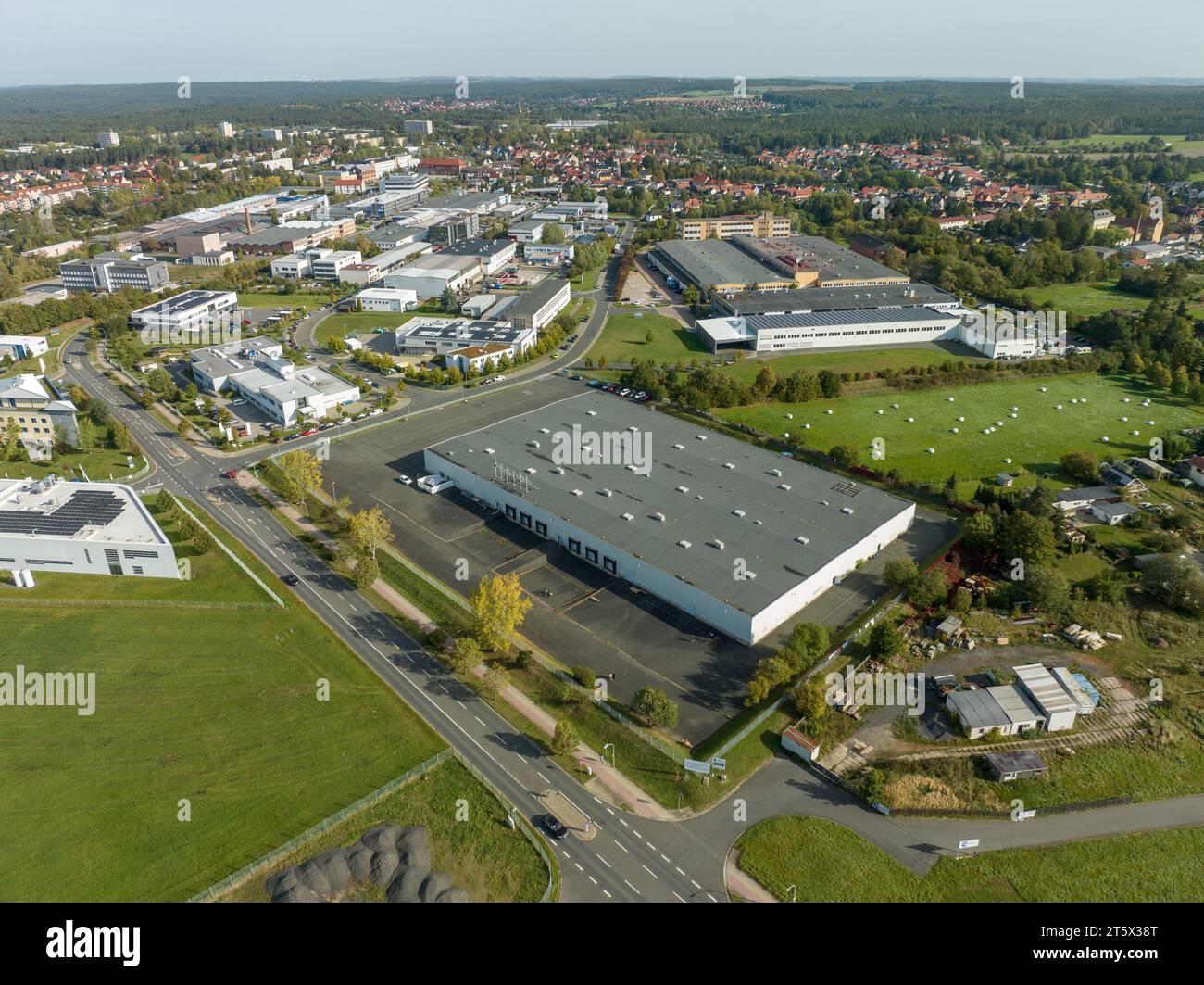 Drohnenaufnahme einer Lagerhalle in Hermsdorf (SHK, TH), die als Erstaufnahmestelle für Flüchtlinge genutzt wird.  11.10.2023 Stock Photo