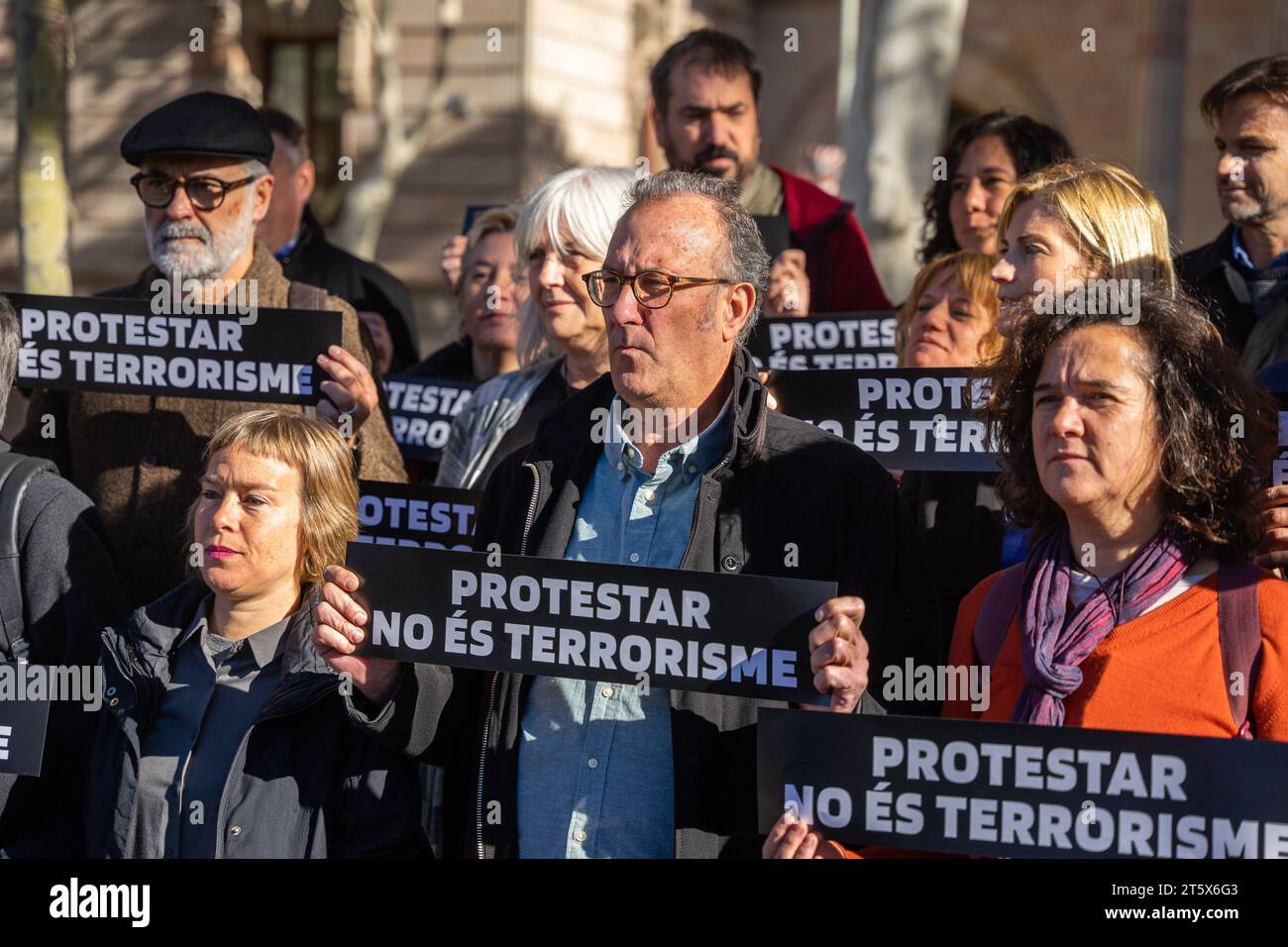 Barcelona, Barcelona, Spain. 7th Nov, 2023. The political parties En ComÃº Podem, ERC, JuntsXCat and the CUP and associations such as 'mnium Cultural have met at the TSJC under the slogan ''Protesting is not a crime'' to take a group photo and denounce the new interlocutory of Judge GarcÃ-a-CastellÃ³n of the National Court citing several people as being investigated for terrorism in the Democratic Tsunami case. Jaume Asens (En ComÃº Podem), Raquel Sans Guerra (ERC), Josep Rius (JuntsXCat), Dolors Sabaté (CUP), among others, attended the photo. Credit: ZUMA Press, Inc./Alamy Live News Stock Photo