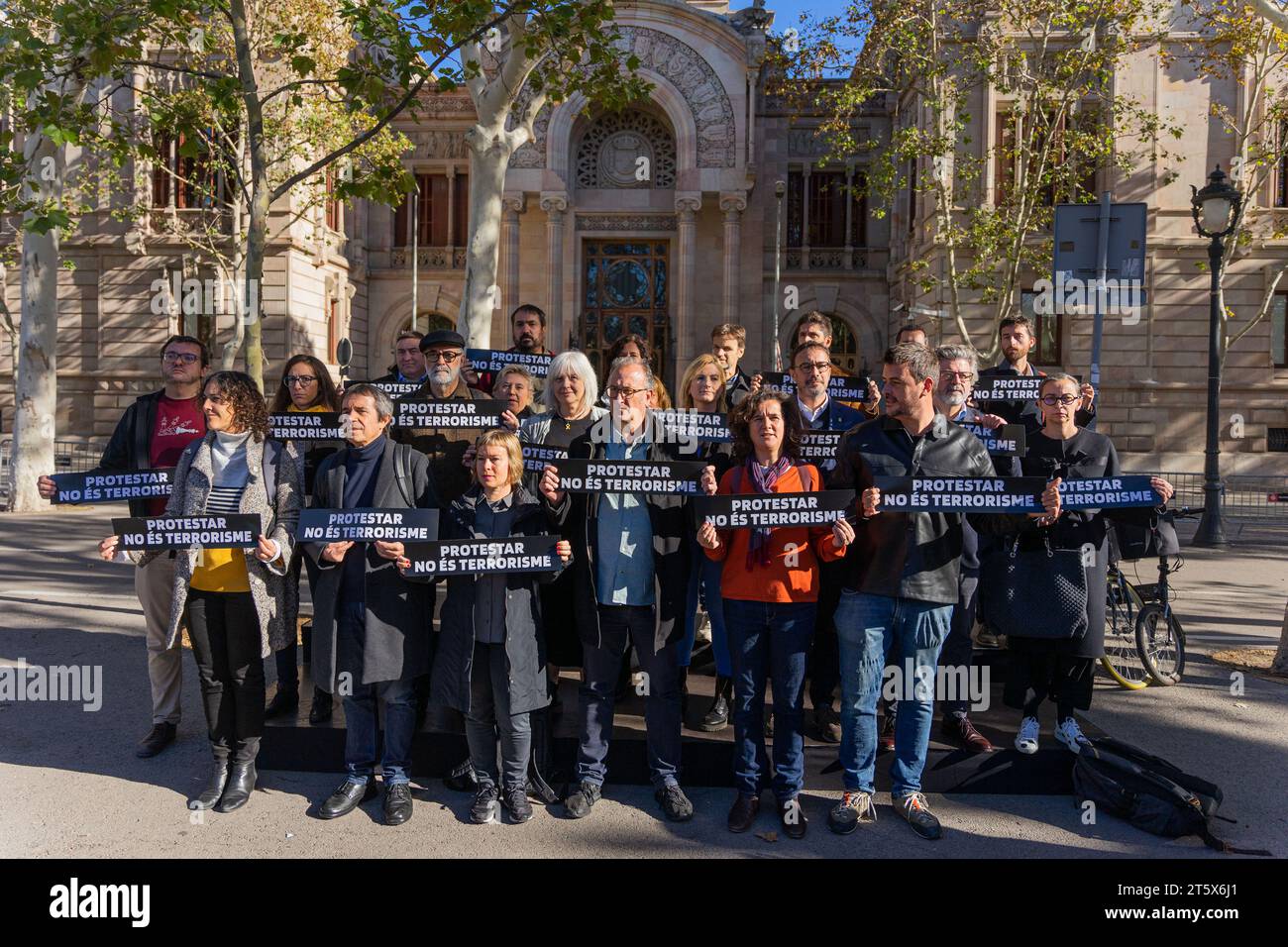 Barcelona, Barcelona, Spain. 7th Nov, 2023. The political parties En ComÃº Podem, ERC, JuntsXCat and the CUP and associations such as 'mnium Cultural have met at the TSJC under the slogan ''Protesting is not a crime'' to take a group photo and denounce the new interlocutory of Judge GarcÃ-a-CastellÃ³n of the National Court citing several people as being investigated for terrorism in the Democratic Tsunami case. Jaume Asens (En ComÃº Podem), Raquel Sans Guerra (ERC), Josep Rius (JuntsXCat), Dolors Sabaté (CUP), among others, attended the photo. Credit: ZUMA Press, Inc./Alamy Live News Stock Photo