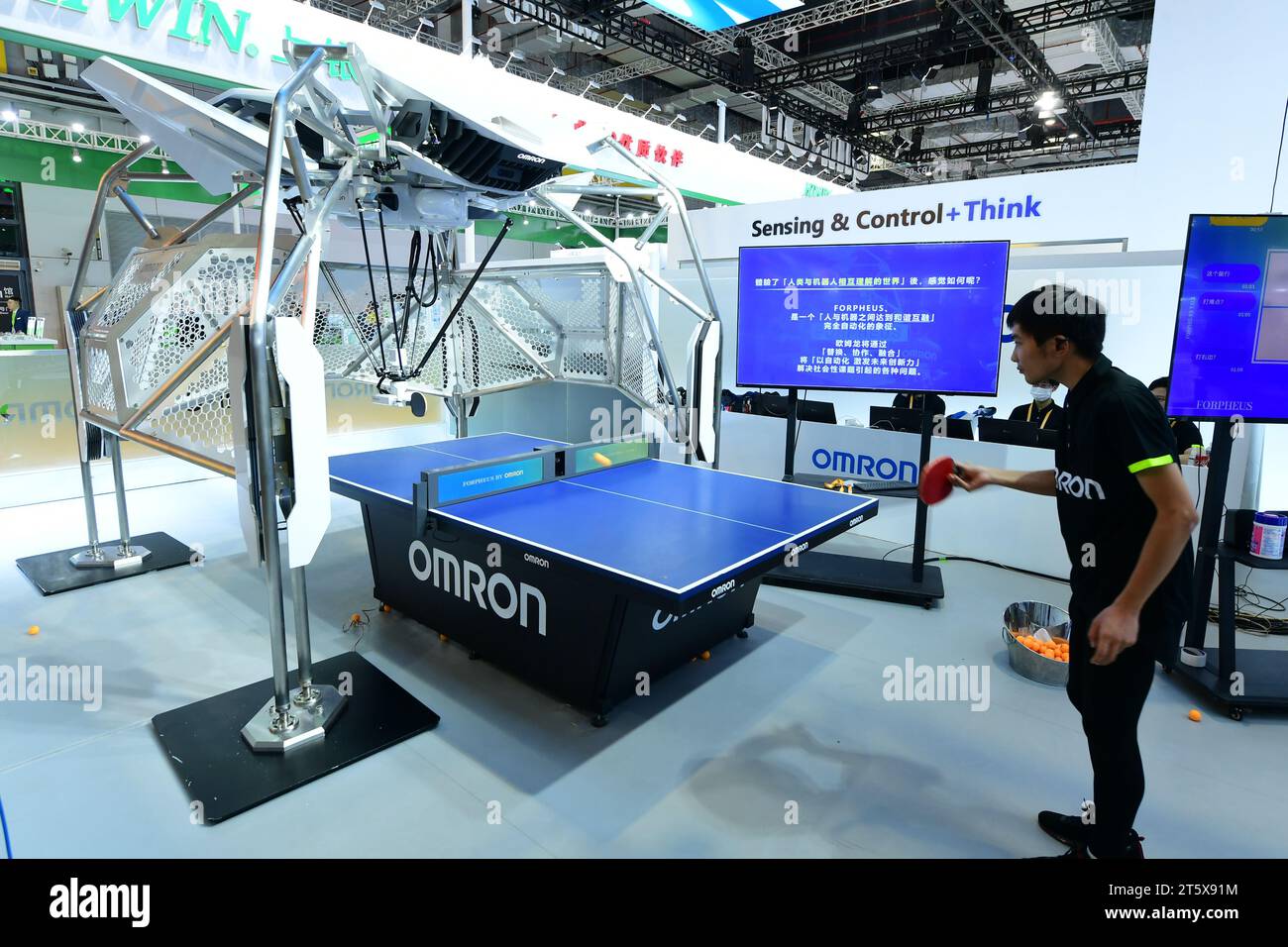 Le robot de tennis de table d'Omron 'FORPHEUS' certifié par le News  Photo - Getty Images