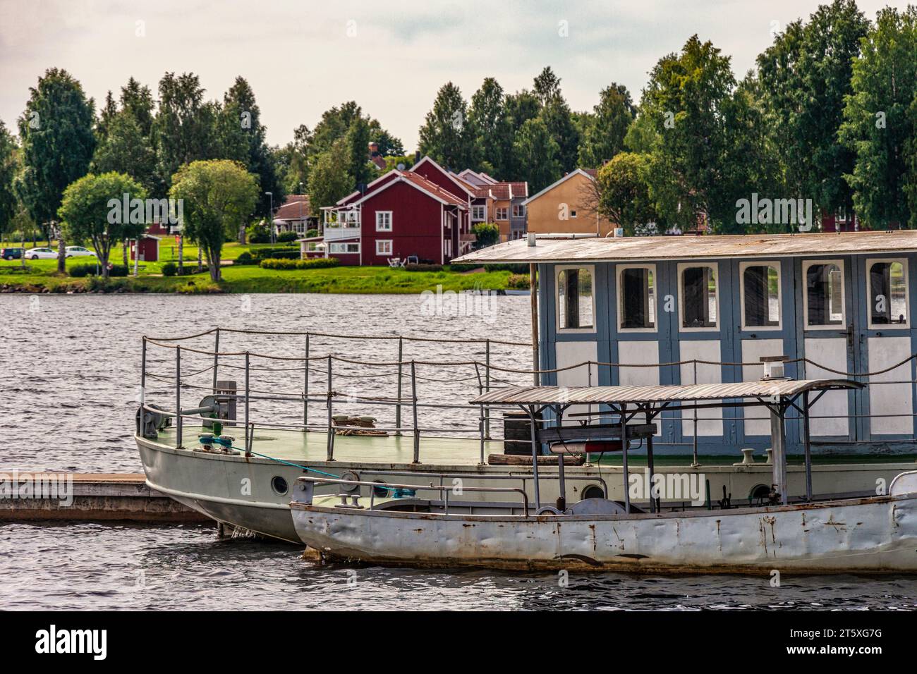 Typical northern European red houses, piers and boats on the shores of Lake Siljan. Mora, Sweden, Svealand, Mora Stock Photo