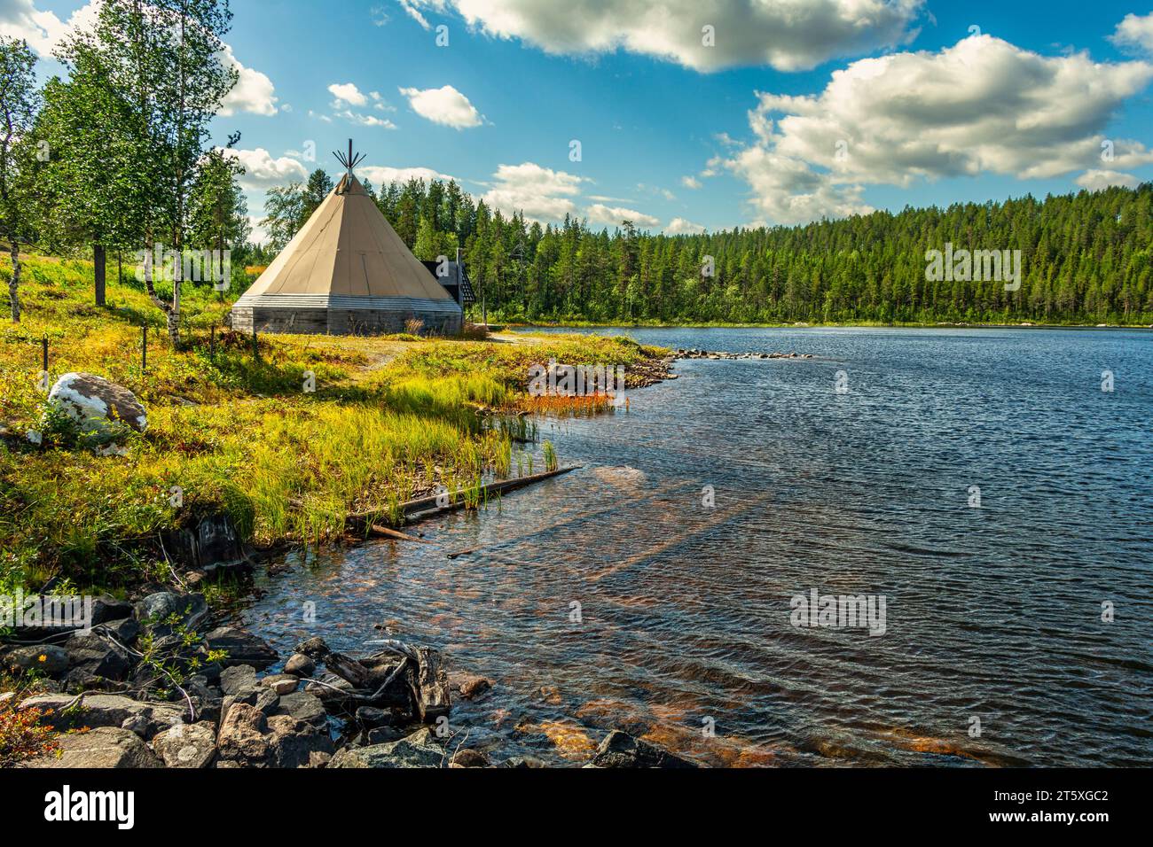 Glamping Arctic tent on the shore of Lake Öst-Kieratjärn. Jokkmokk, Norrbotten, Arctic Circle, Sweden Stock Photo