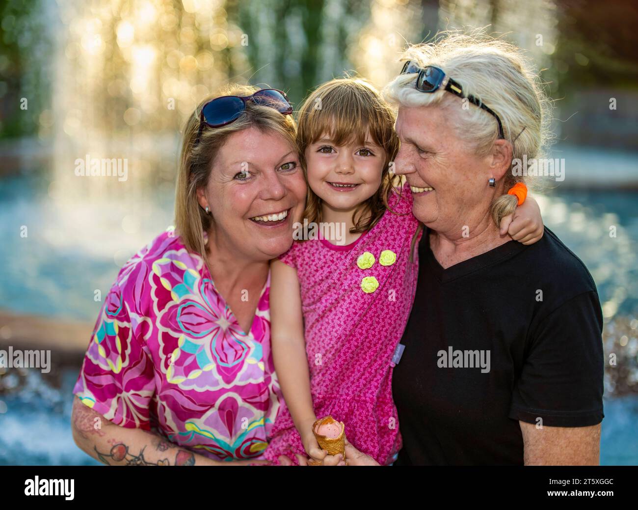 Oma mit enkelin hi-res stock photography and images - Alamy