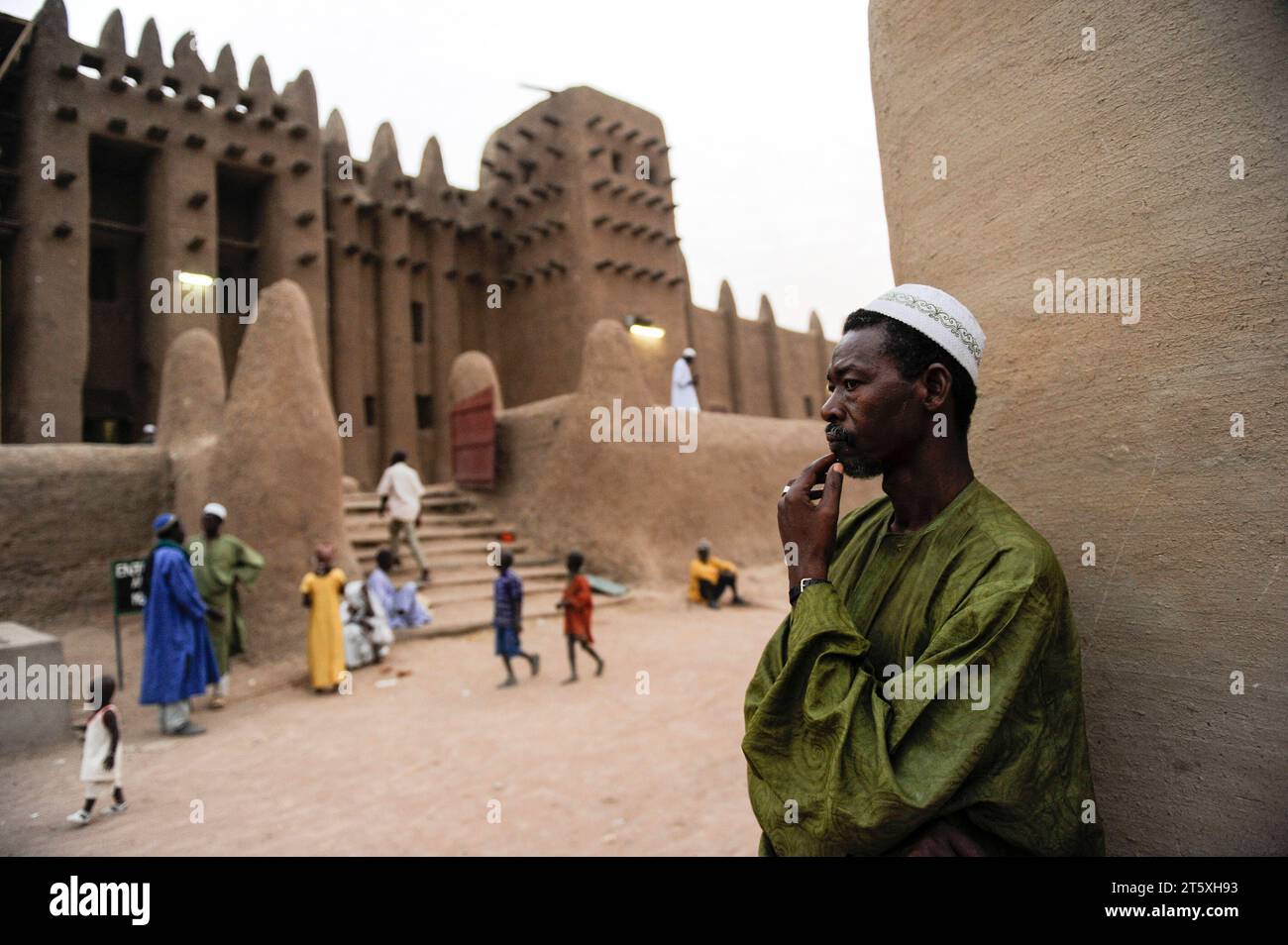 Mali, DjennÃ, grand mosque MALI, Djenne, Grand Mosque built from clay is a UNESCO world heritage site, muslim men wearing a Boubou going for prayer *** MALI, Djenne, Grosse Moschee gebaut aus Lehm ist UNESCO Weltkulturerbe, Muslimische Männer im Gewand Boubou gehen zum Gebet Djenne Mali Credit: Imago/Alamy Live News Stock Photo