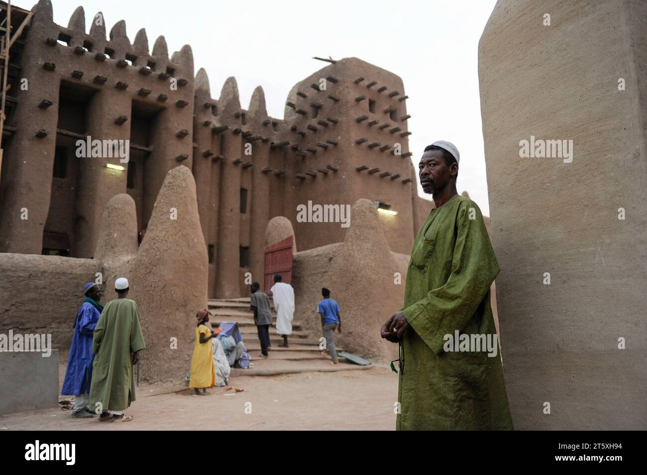 Mali, DjennÃ, grand mosque MALI, Djenne, Grand Mosque built from clay is a UNESCO world heritage site, muslim men wearing a Boubou going for prayer *** MALI, Djenne, Grosse Moschee gebaut aus Lehm ist UNESCO Weltkulturerbe, Muslimische Männer im Gewand Boubou gehen zum Gebet Djenne Mali Credit: Imago/Alamy Live News Stock Photo