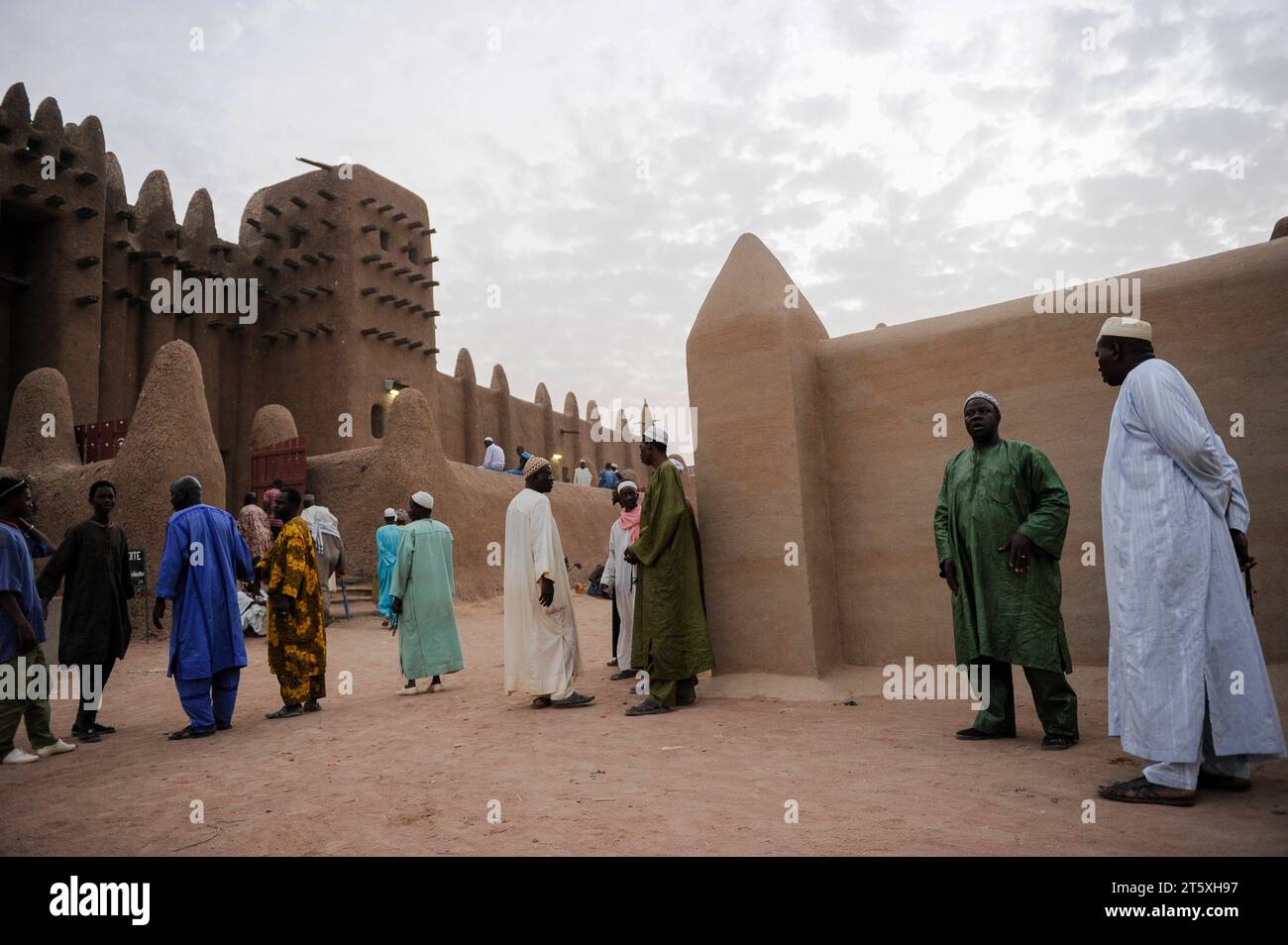 Mali, DjennÃ, grand mosque MALI, Djenne, Grand Mosque built from clay is a UNESCO world heritage site, muslim men wearing a Boubou going for prayer *** MALI, Djenne, Grosse Moschee gebaut aus Lehm ist UNESCO Weltkulturerbe, Muslimische Männer im Gewand Boubou gehen zum Gebet Djenne Mali Credit: Imago/Alamy Live News Stock Photo