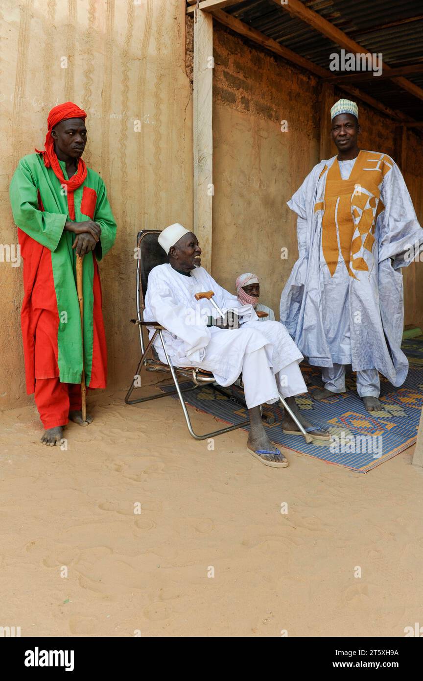 NIGER NIGER Zinder, village BABAN TAPKI, head of the village with guard, man wear a Boubou Zinder Niger Credit: Imago/Alamy Live News Stock Photo