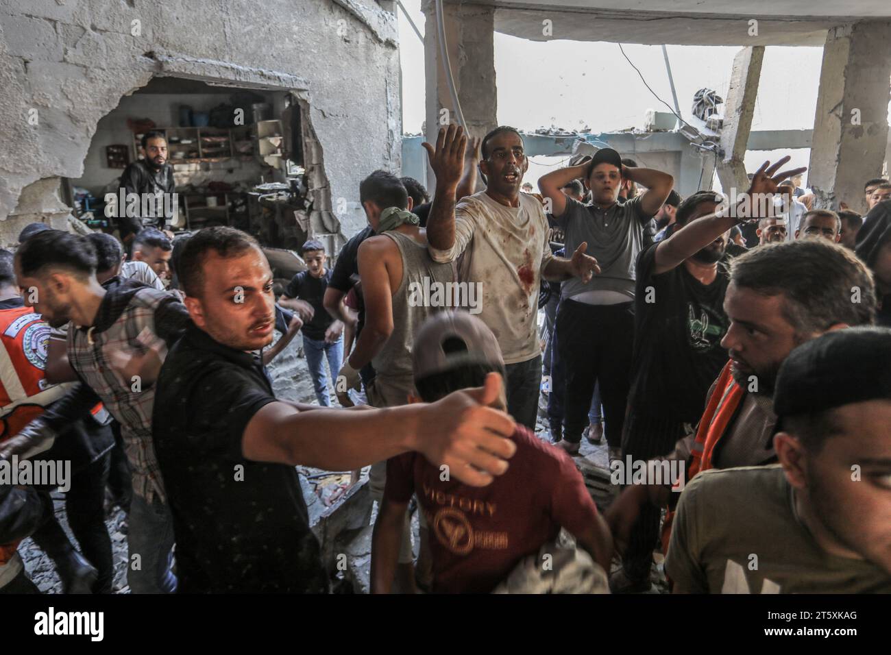 Rafah, Palestinian Territories. 07th Nov, 2023. Palestinian rescuers and civilians search for survivors among the ruins of the Fouda family's destroyed home, following an Israeli bombing. Credit: Abed Rahim Khatib/dpa/Alamy Live News Stock Photo