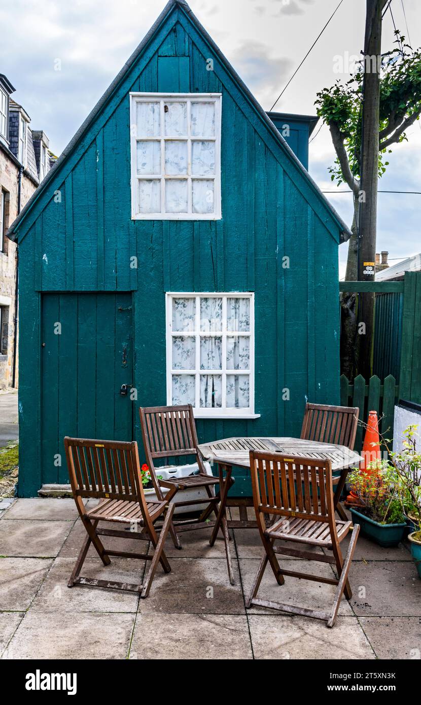 A shed in the historic former fishing village of Footdee, The dwellings are laid out in squares with their backs to the sea.  Aberdeen, Scotland, UK Stock Photo