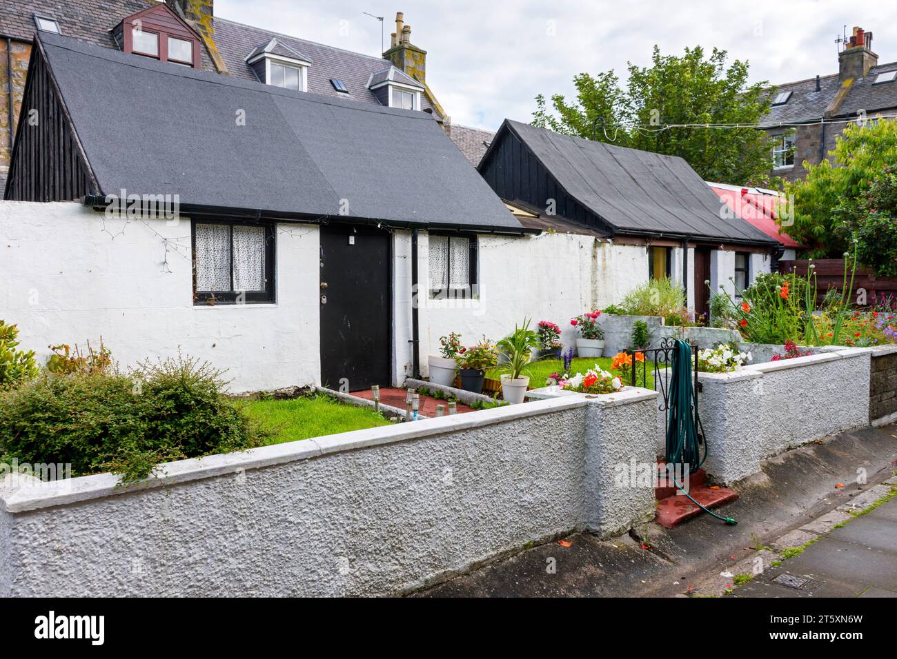 Cottages in the historic former fishing village of Footdee, The dwellings are laid out in squares with their backs to the sea.  Aberdeen, Scotland, UK Stock Photo
