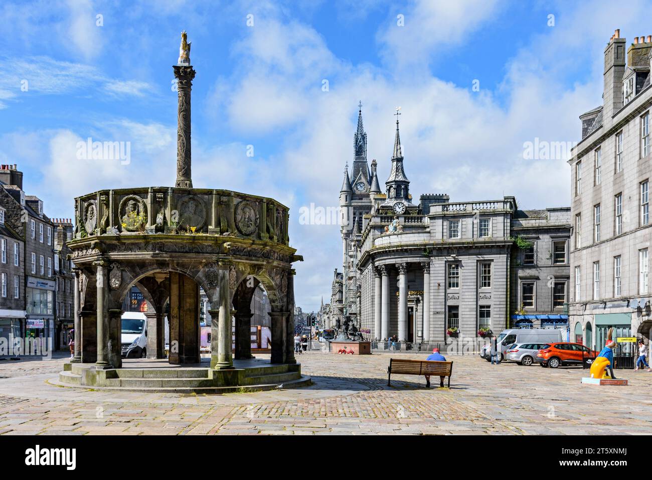 The Mercat Cross and the Archibald Simpson pub (formerly the North of Scotland Bank), Castle Street, Aberdeen, Scotland, UK. Stock Photo