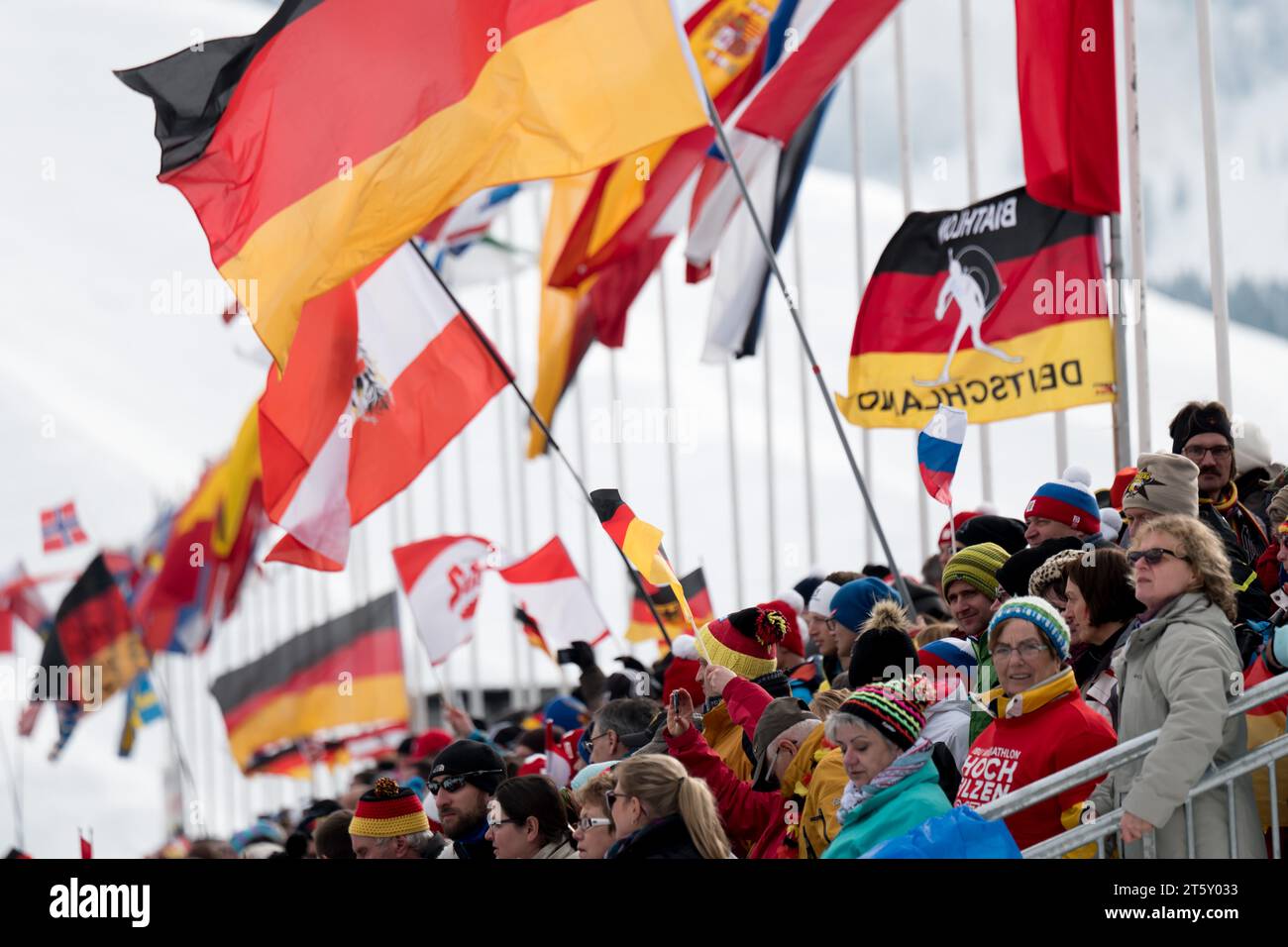 Zuschauer mit Fahnen IBU Biathlon Weltmeisterschaft 4 X 7,5 KM Staffel der Herren in Hochfilzen, Oesterreich am 18.02.2017 Stock Photo