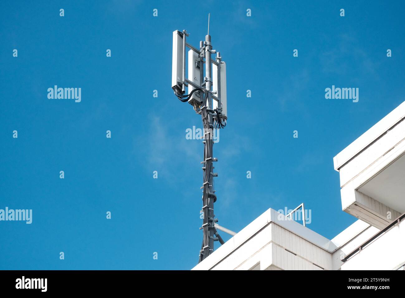 5g antenne auf einem Hausdach Stock Photo