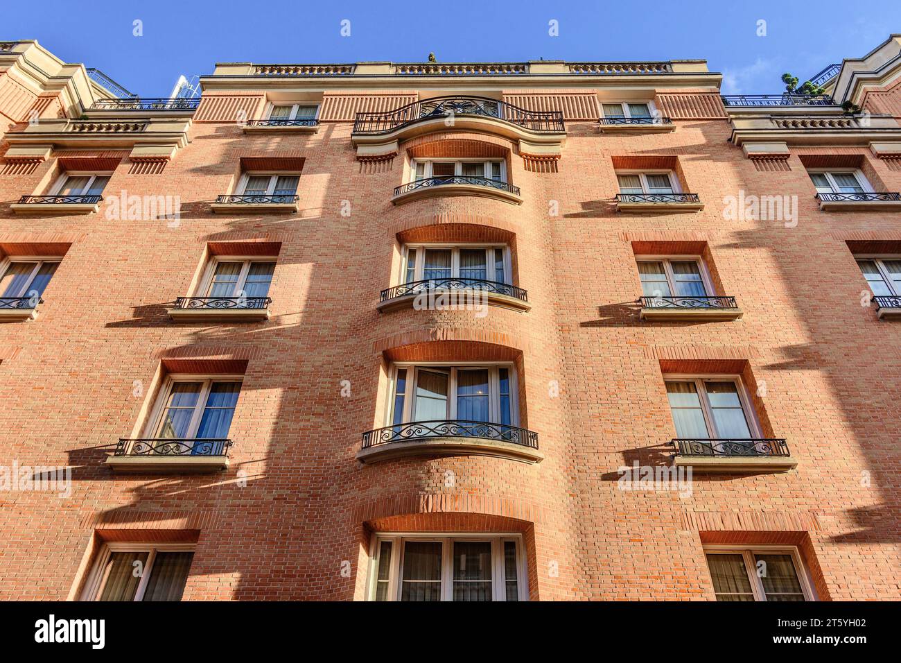 Stylish brickwork facade to expensive apartments in the Saint-Germain-des-Près 6th arrondissement district of Paris - Paris 6, France. Stock Photo