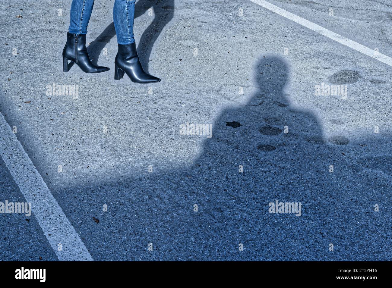 Die unangenehme Annäherung. Belästigung der Frau am Abend . Symbolfoto