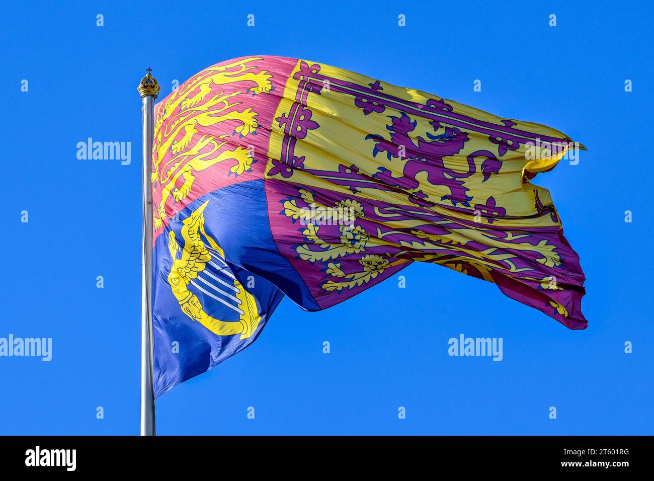 London, UK. 07th Nov, 2023. The Royal Standard is set as King Charles III leaves Buckingham