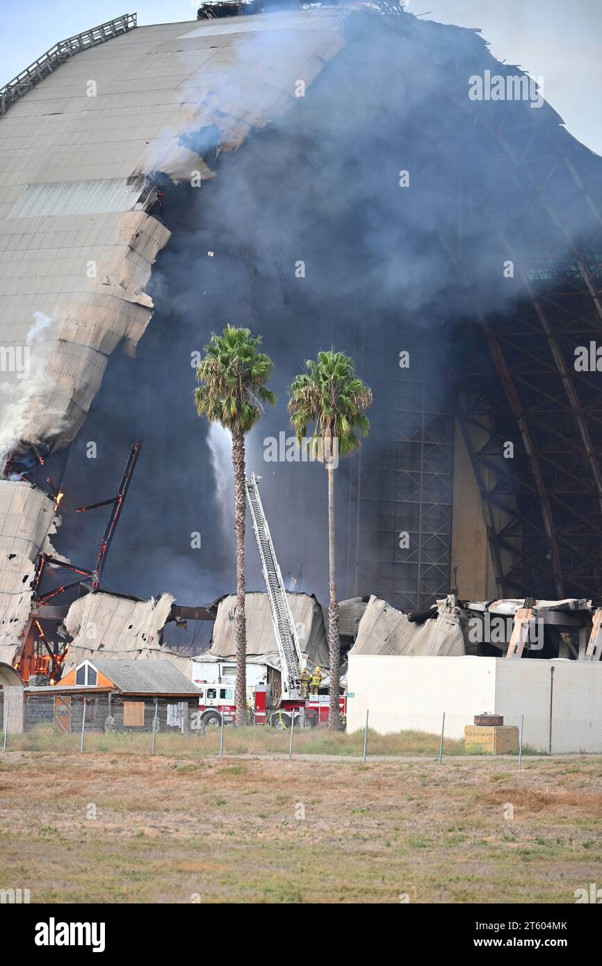 TUSTIN, CALIFORNIA - 7 NOV 2023: The MCAS Tustin Blimp Hangar on fire. Stock Photo