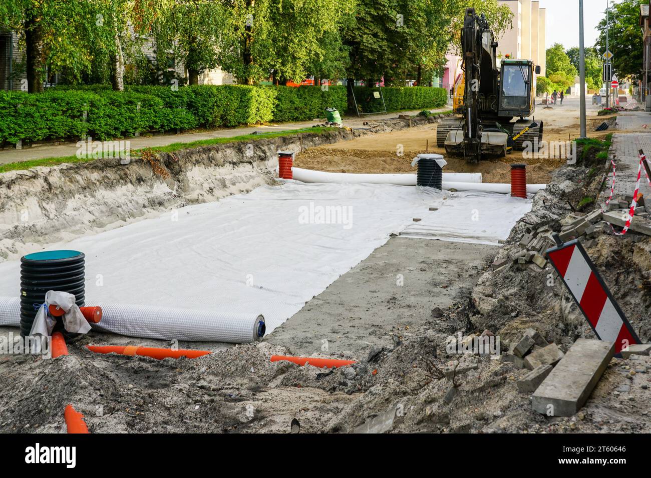 Use of geotextile fabric rolls for drainage and separation of base