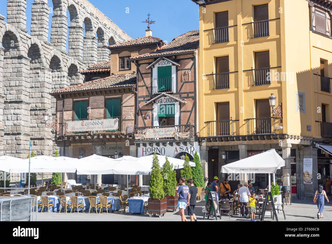 Outdoor restaurants, Plaza del Azoguejo, Sergovia, Castile and León, Kingdom of Spain Stock Photo