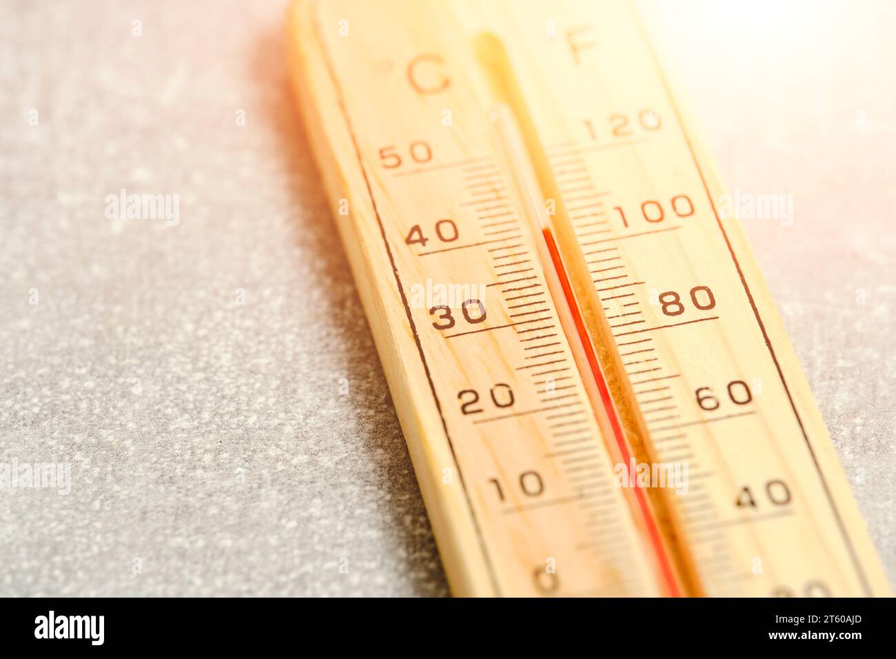 Thermometer showing 100 degrees hi-res stock photography and images - Alamy