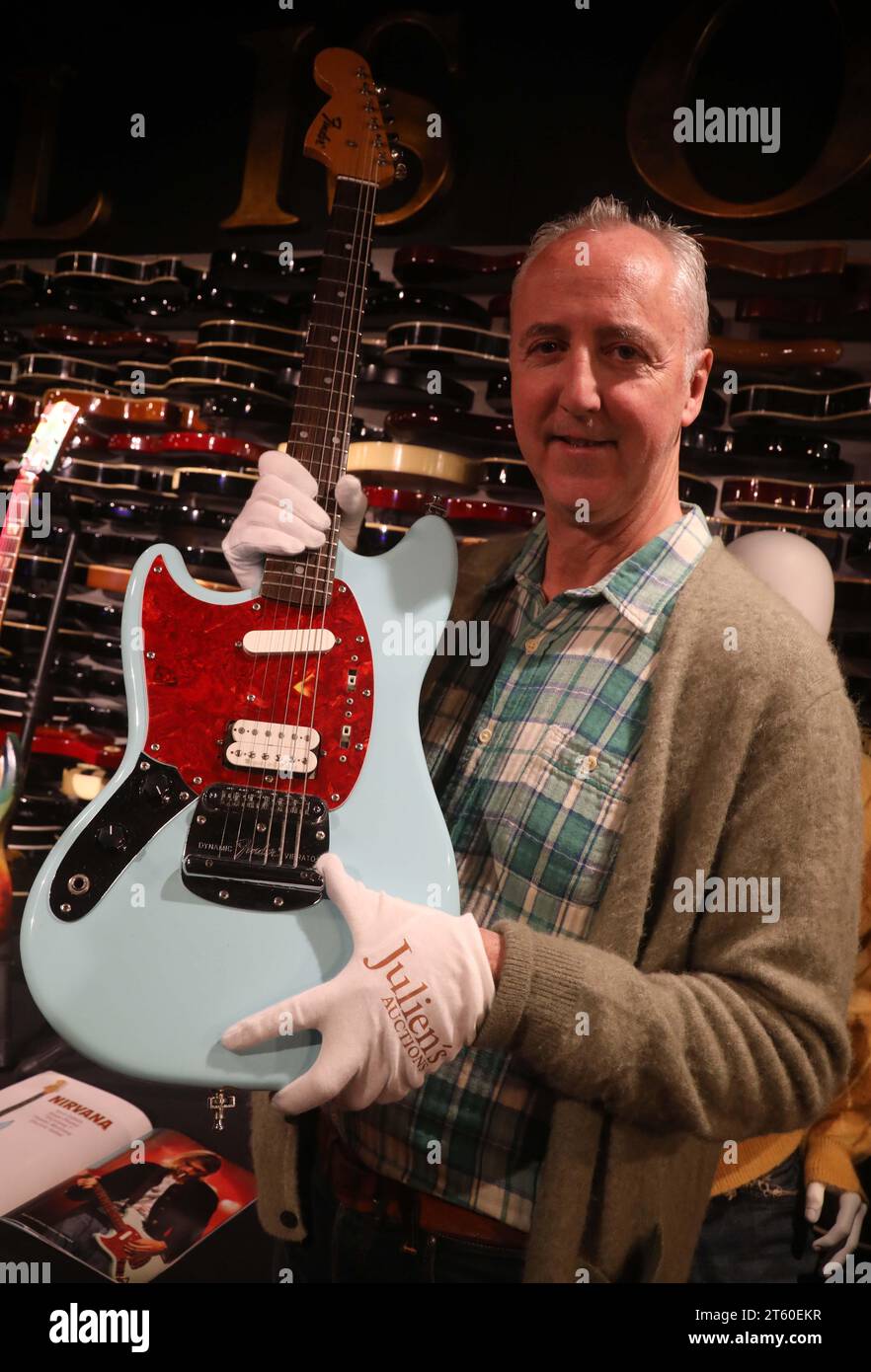 New York, New York, USA. 6th Nov, 2023. MARTIN NOLAN, Executive Director/Co-Founder of Julien's Auctions holds Nirvana Kurt Cobain stage-played 'Skystang I' 1993 Fender MG - Mustang Electric Guitar from the collection of Kurt's brother Chad Cobain with an estimate of $1 million - $2 million seen at the press preview for Julian's Auctions 'Played, Worn and Torn: Rock 'N' Roll Iconic Guitars and Memorabilia' held at the Hard Rock Cafe New York in Times Square. (Credit Image: © Nancy Kaszerman/ZUMA Press Wire) EDITORIAL USAGE ONLY! Not for Commercial USAGE! Stock Photo