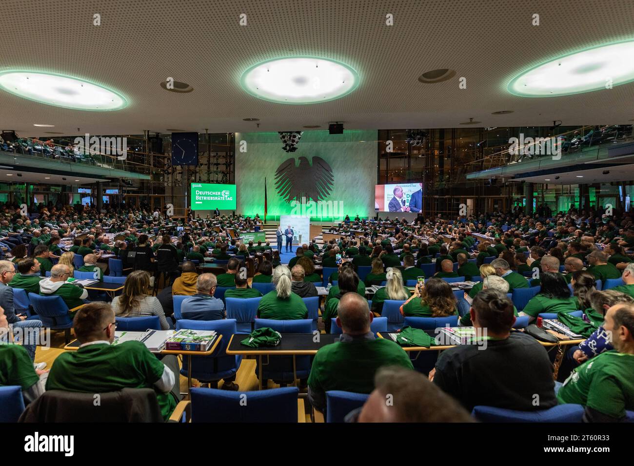 Fragerunde mit Bundeskanzler Olaf SCHOLZ SPD und Veranstalter Deutscher BetriebsräteTag Thorsten HALM - 20. Deutscher Betriebsrätetag im Plenarsaal des World Conference Center Bonn WCCB vom 07. - 09.11.2023 Bonn Gronau NRW Deutschland *** Q&A session with Federal Chancellor Olaf SCHOLZ SPD and organizer of the German Works Council Day Thorsten HALM 20 German Works Council Day in the plenary hall of the World Conference Center Bonn WCCB from 07 09 11 2023 Bonn Gronau NRW Germany Credit: Imago/Alamy Live News Stock Photo