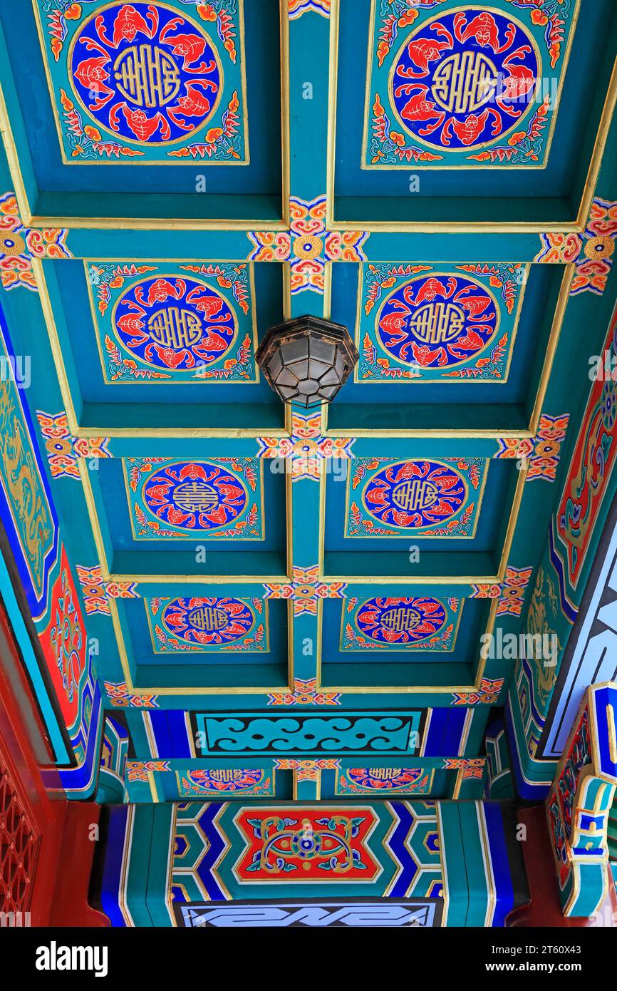 Traditional Chinese architecture painted ceiling Stock Photo - Alamy