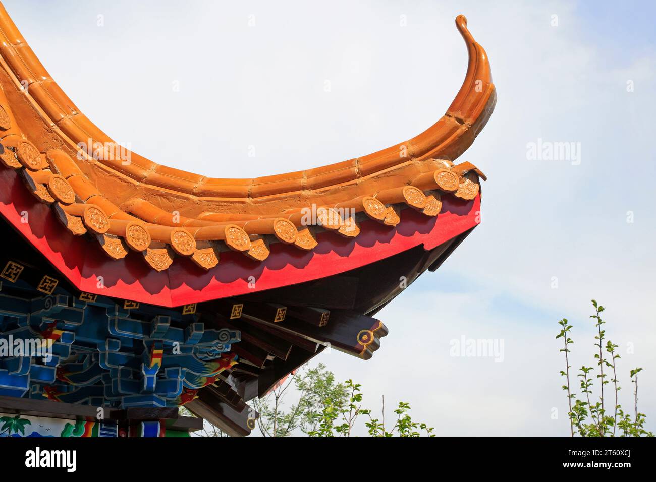 Chinese glazed tile roof ridge Stock Photo - Alamy