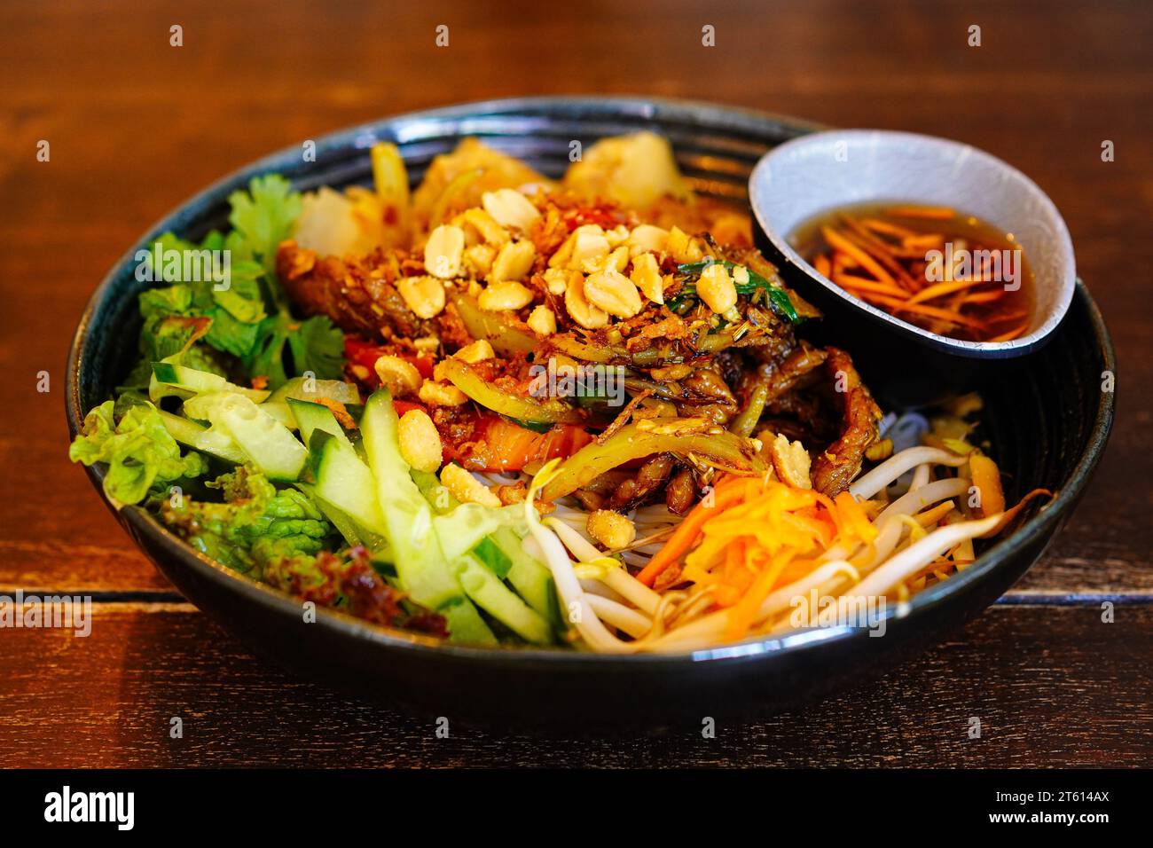 BUN BO XAO (VIETNAMESE LEMONGRASS BEEF NOODLE SALAD from an authentic Vietnamese restaurant in Breda, Netherlands Stock Photo