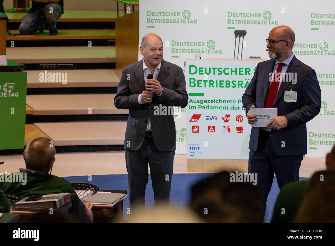 Fragerunde mit Bundeskanzler Olaf SCHOLZ SPD und Veranstalter Deutscher BetriebsräteTag Thorsten HALM - 20. Deutscher Betriebsrätetag im Plenarsaal des World Conference Center Bonn WCCB vom 07. - 09.11.2023 Bonn Gronau NRW Deutschland *** Q&A session with Federal Chancellor Olaf SCHOLZ SPD and organizer of the German Works Council Day Thorsten HALM 20 German Works Council Day in the plenary hall of the World Conference Center Bonn WCCB from 07 09 11 2023 Bonn Gronau NRW Germany Credit: Imago/Alamy Live News Stock Photo