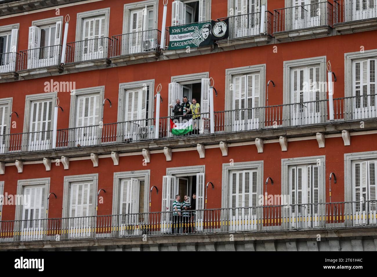 Madrid, Spain. 07th Nov, 2023. Balconies of Madrid's main square carry Celtic flags of Scotland and a flag of Palestine. The Scottish fans gathered hours before the Champions League match against Atletico Madrid in the center of Madrid. (Photo by David Canales/SOPA Images/Sipa USA) Credit: Sipa USA/Alamy Live News Stock Photo