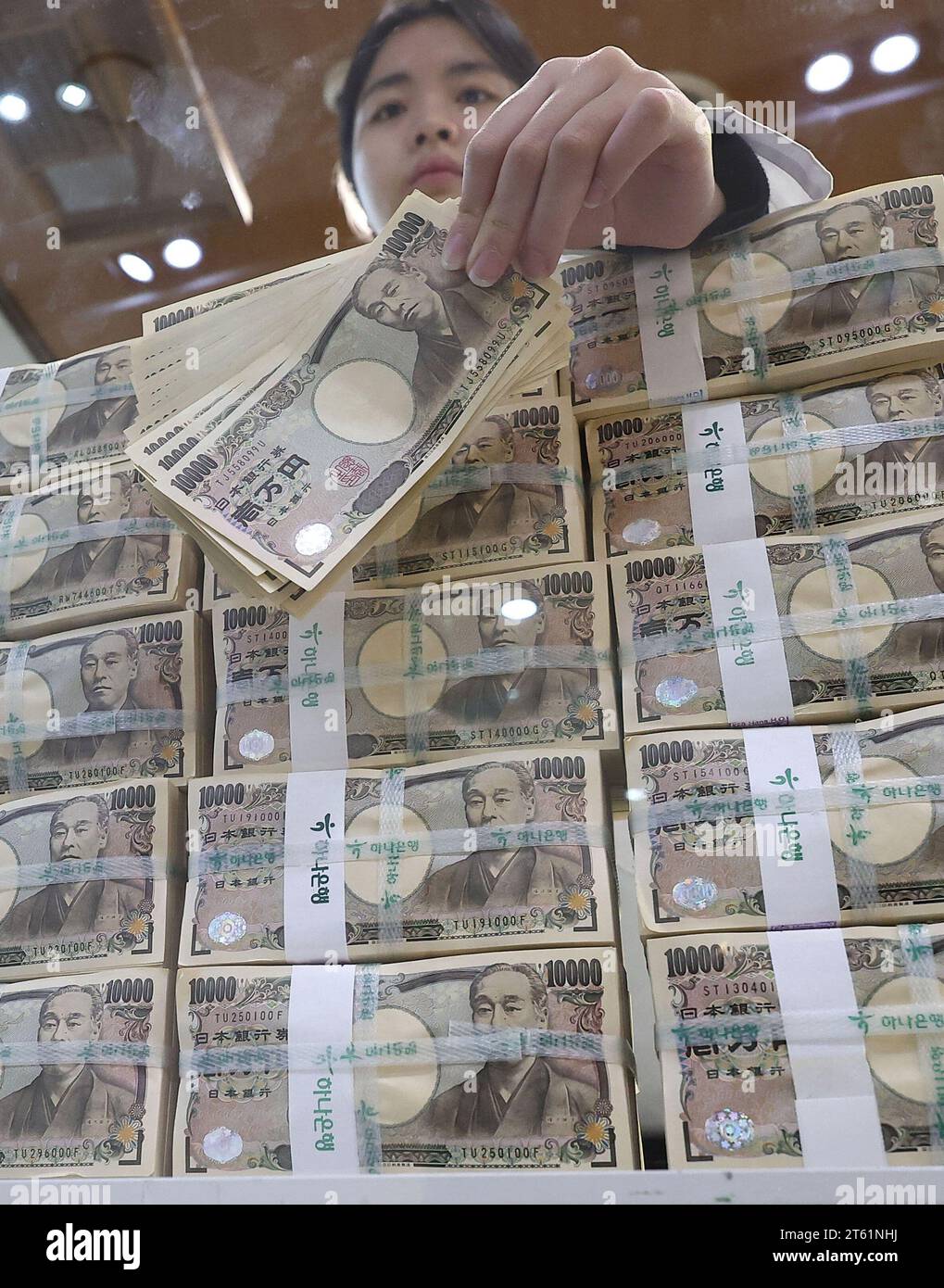 08th Nov, 2023. Yen deposits at 5 biggest banks top 1 tln yen A clerk sorts 10,000  yen Japanese banknotes at the headquarters of Hana Bank in Seoul on Nov. 8,  2023.