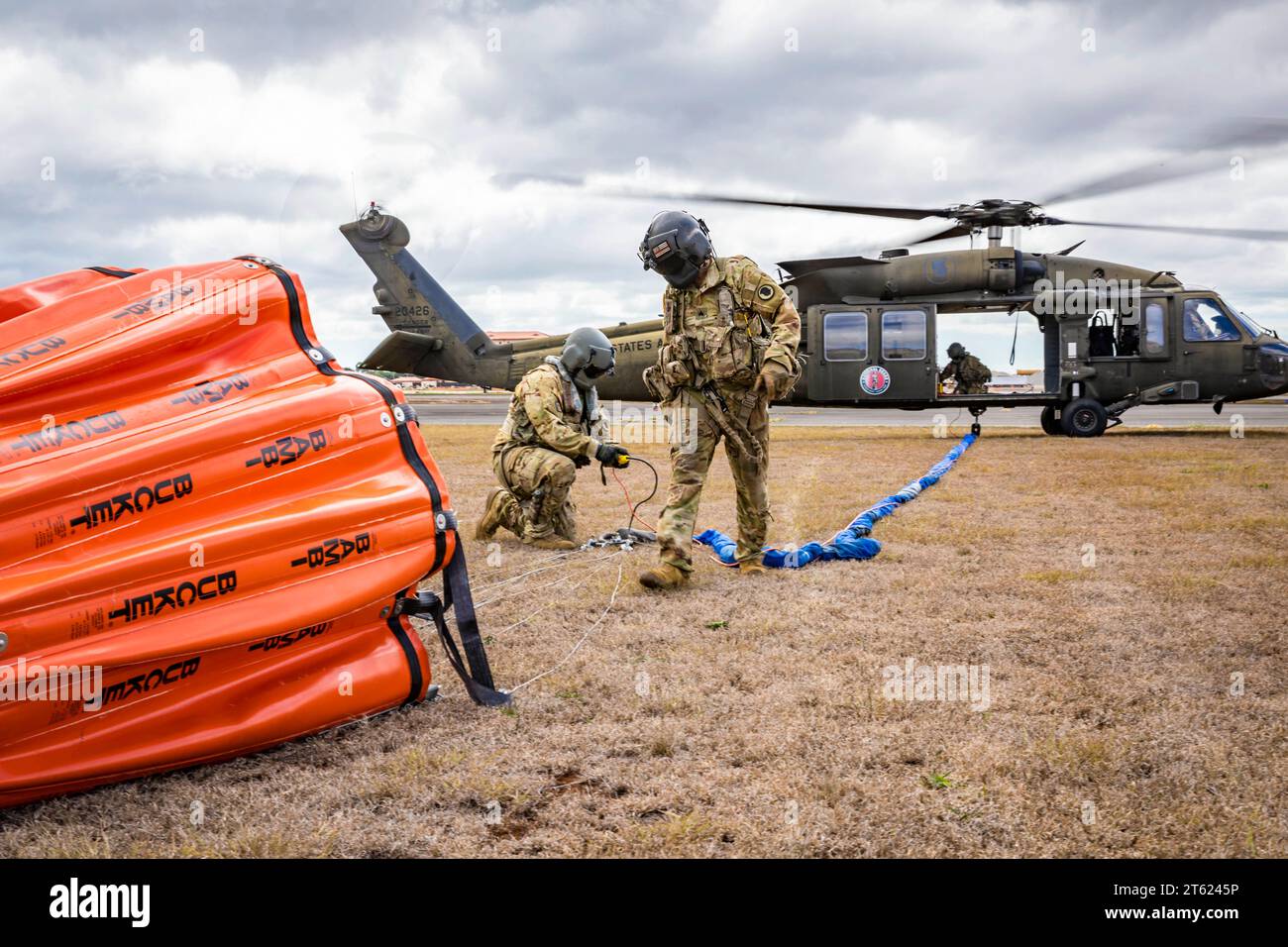 Mililani, Hawaii, USA. 4th Nov, 2023. U.S. Soldiers assigned to the 1st Battalion, 183rd Aviation Regiment, the 1st Battalion, 189th Aviation Regiment and 3rd Battalion, 126th Aviation Regiment, Hawaii Army National Guard, secure a Bambi bucket to a UH-60M Black Hawk helicopter during aerial fire suppression water drop operations in response to the Mililani wildfires at Mililani, Hawaii, Nov. 4, 2023. The Hawaii National Guard has conducted over 70 water drops and 30,000 gallons of water over the wildfires in Mililani. (Credit Image: © Lianne Hirano/U.S. Army/ZUMA Press Wire) EDITORIAL US Stock Photo