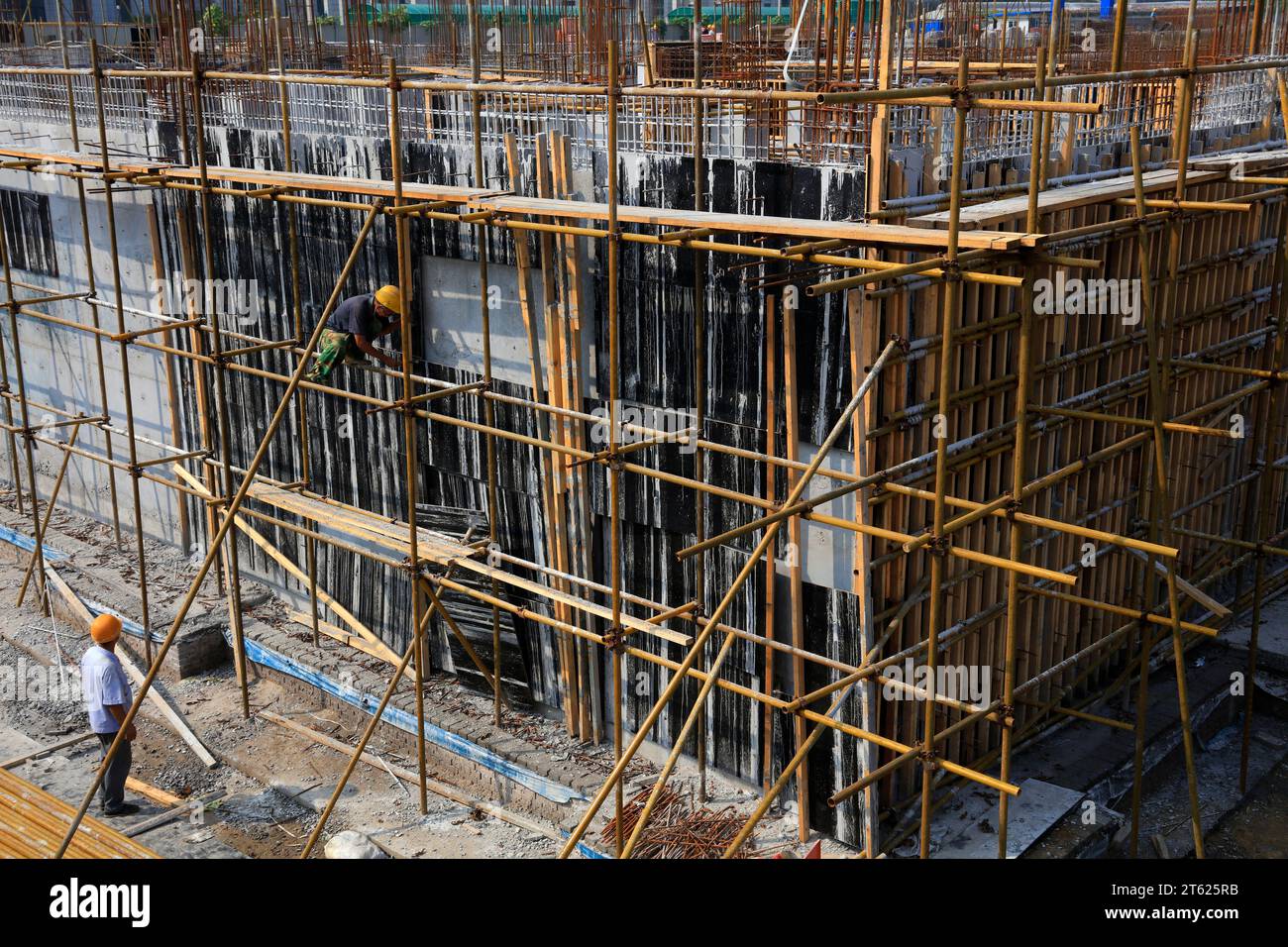 Steel pipe scaffold in the construction site Stock Photo - Alamy