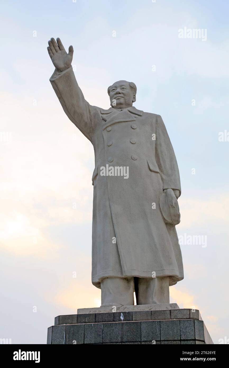 President Mao Zedong sculpture in a park, China Stock Photo - Alamy