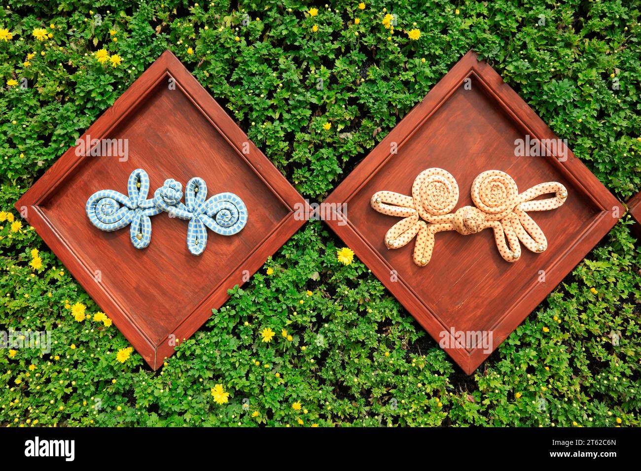 Green sculpture of Chinese traditional loop shape Stock Photo - Alamy