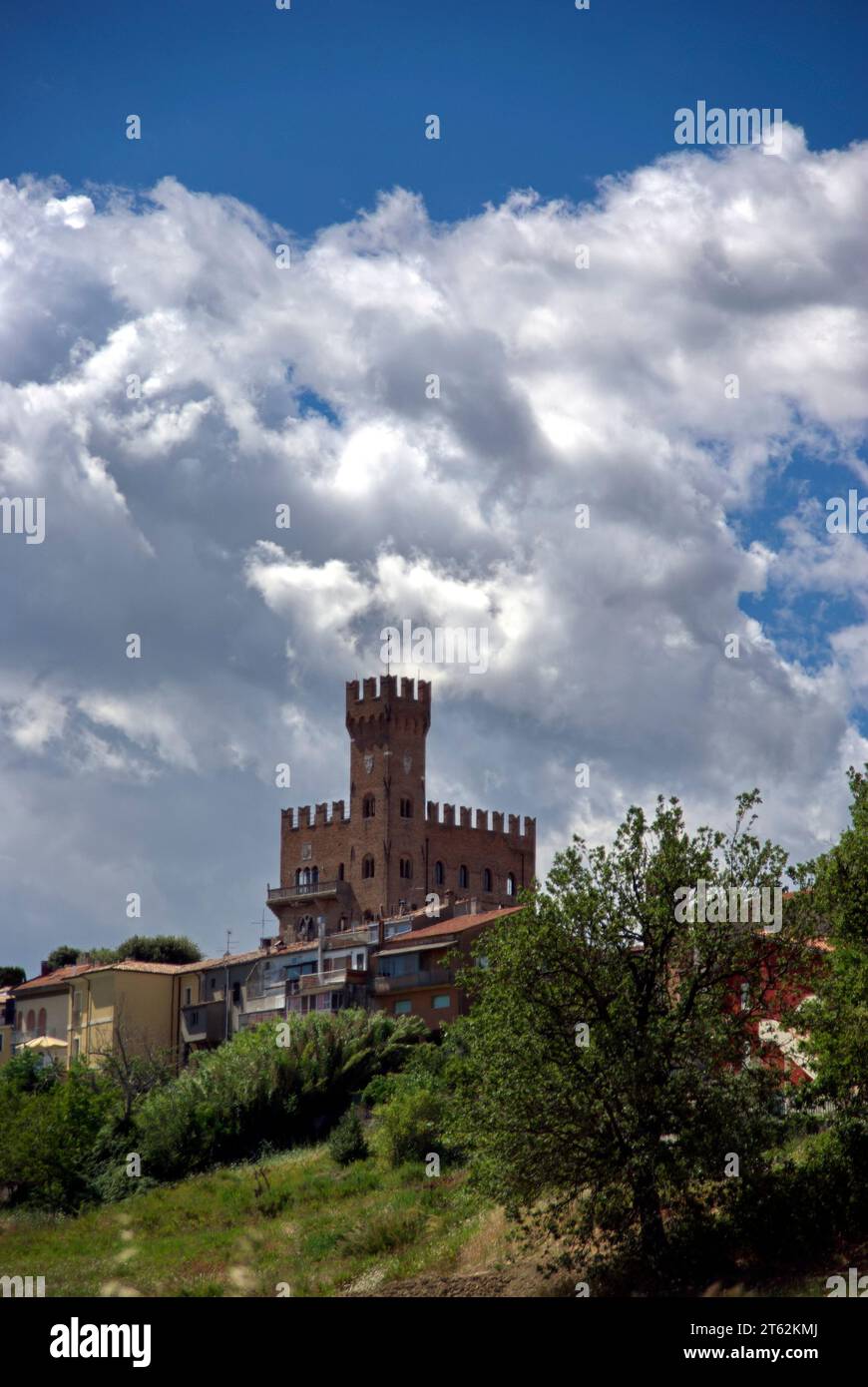 panorama del castello di Tavoleto contro il cielo nuvoloso Stock Photo