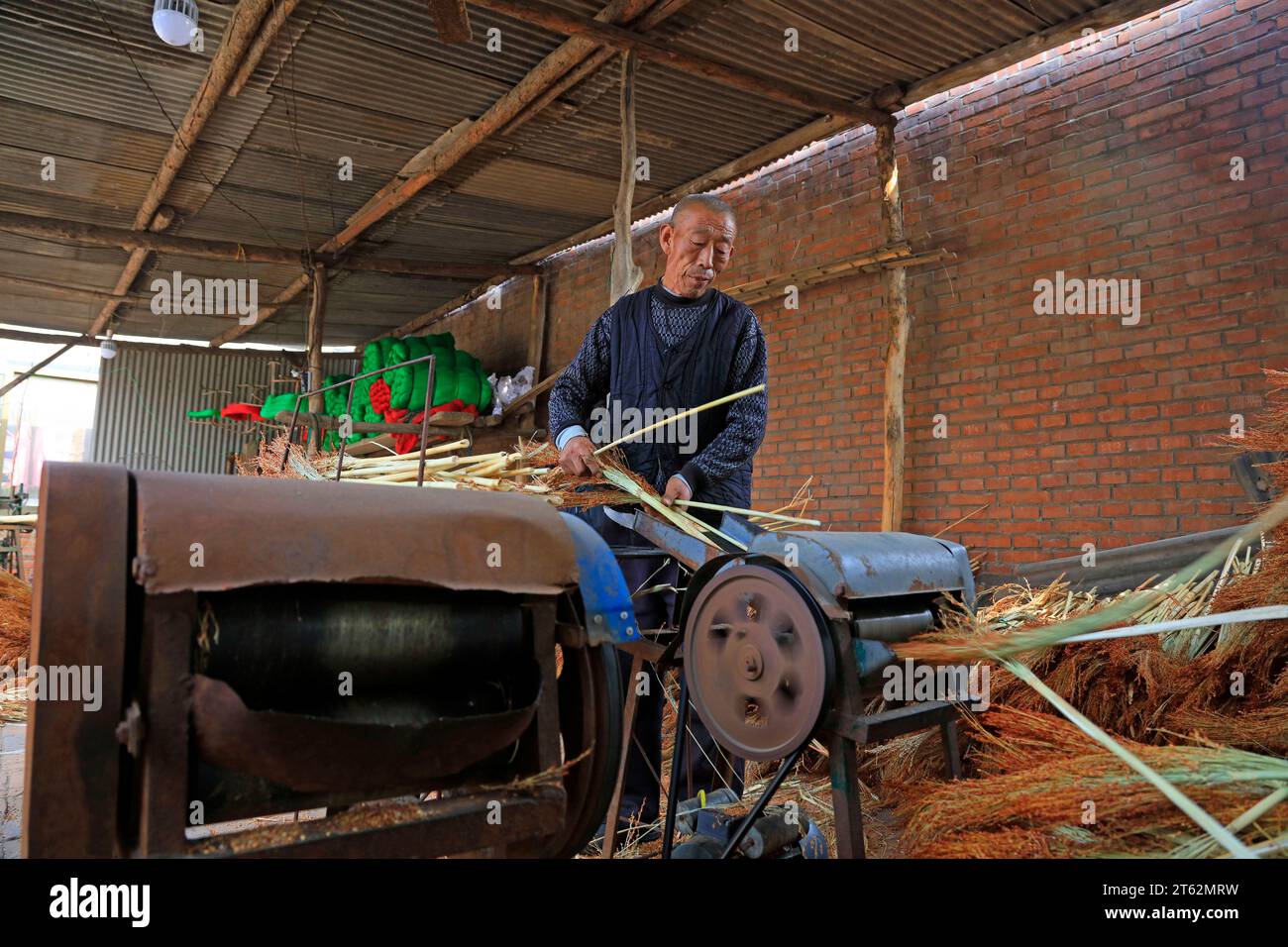 Chinese straw factory worker hi-res stock photography and images - Alamy